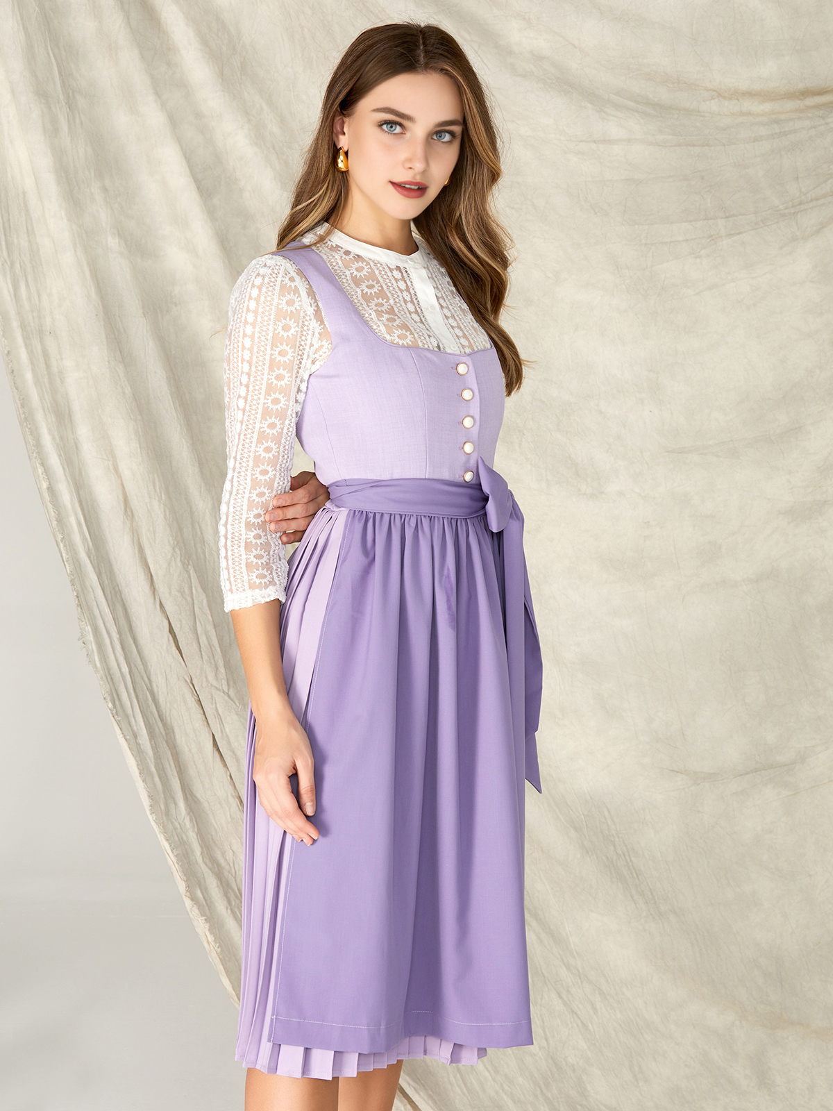 Hellblaues Dirndl mit floraler Schürze