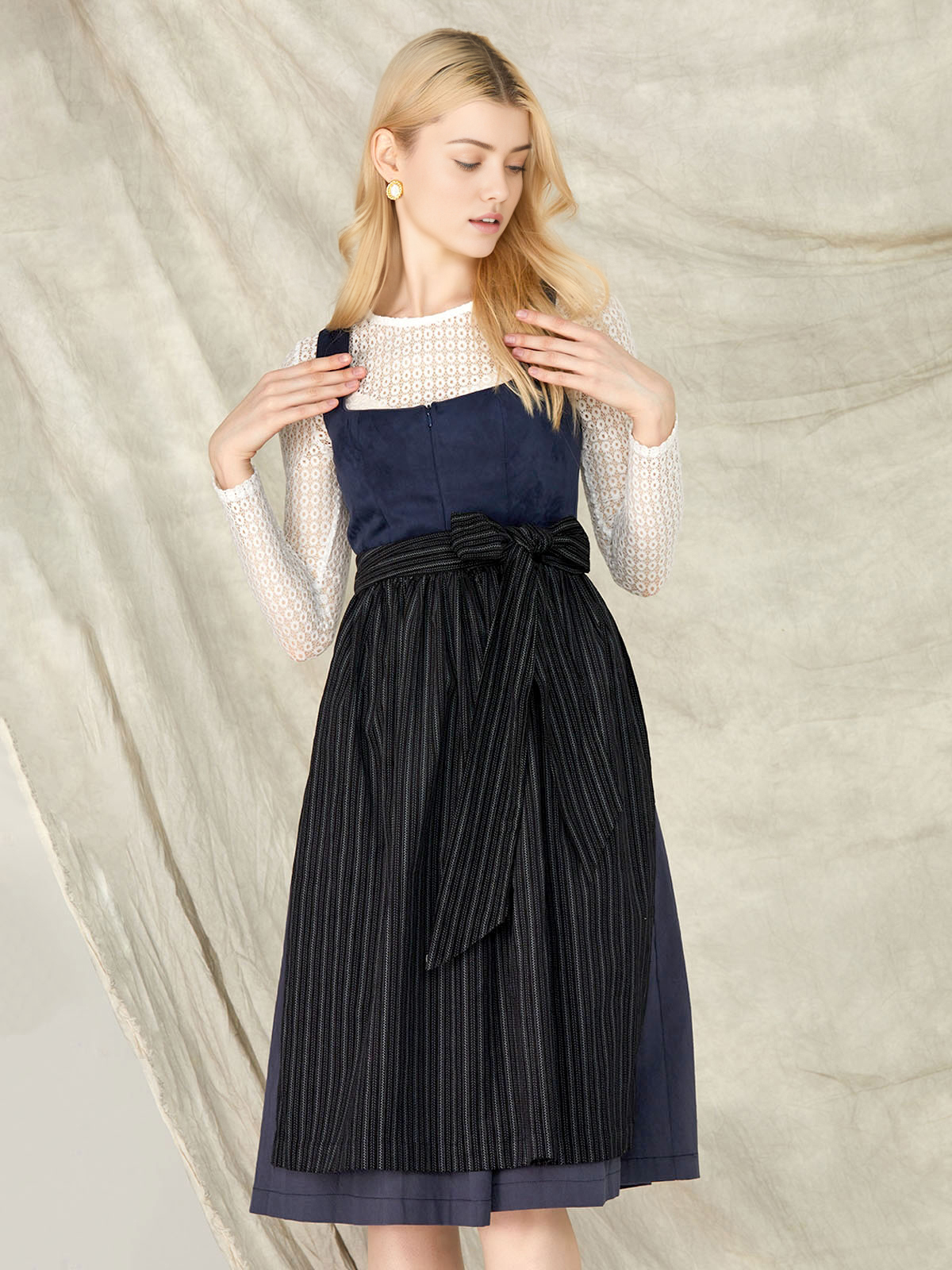 Traditionelles Dirndl in Blau