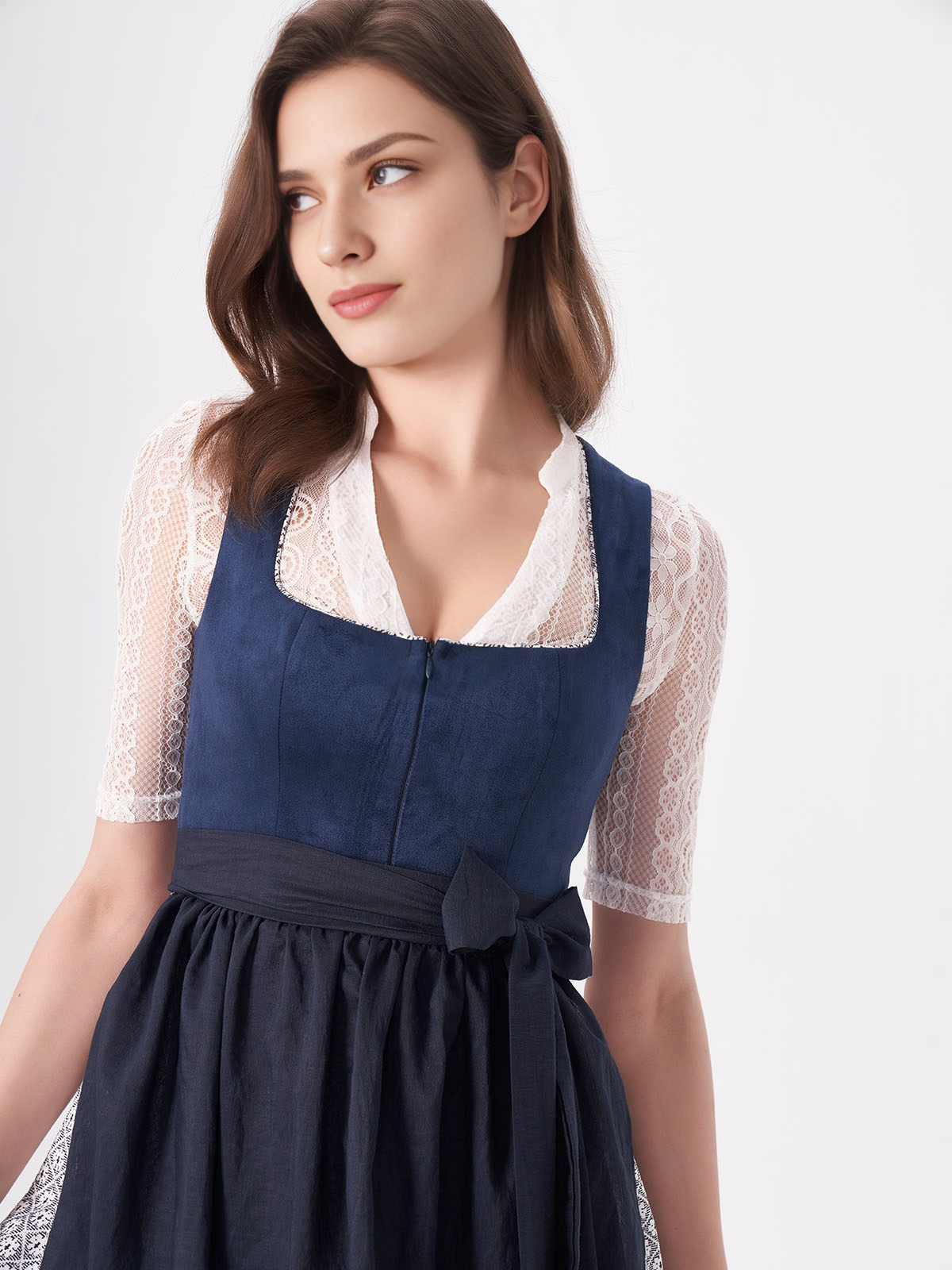Traditionelles blaues Dirndl mit floraler Schürze