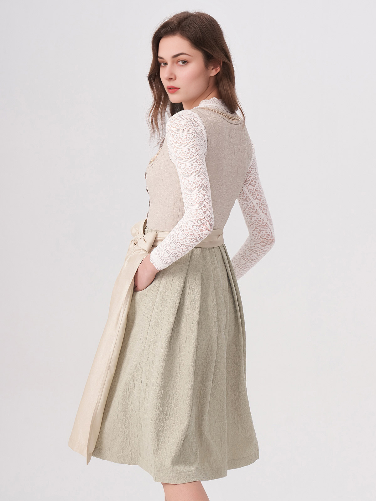 Modernes Dirndl mit tieferem Ausschnitt