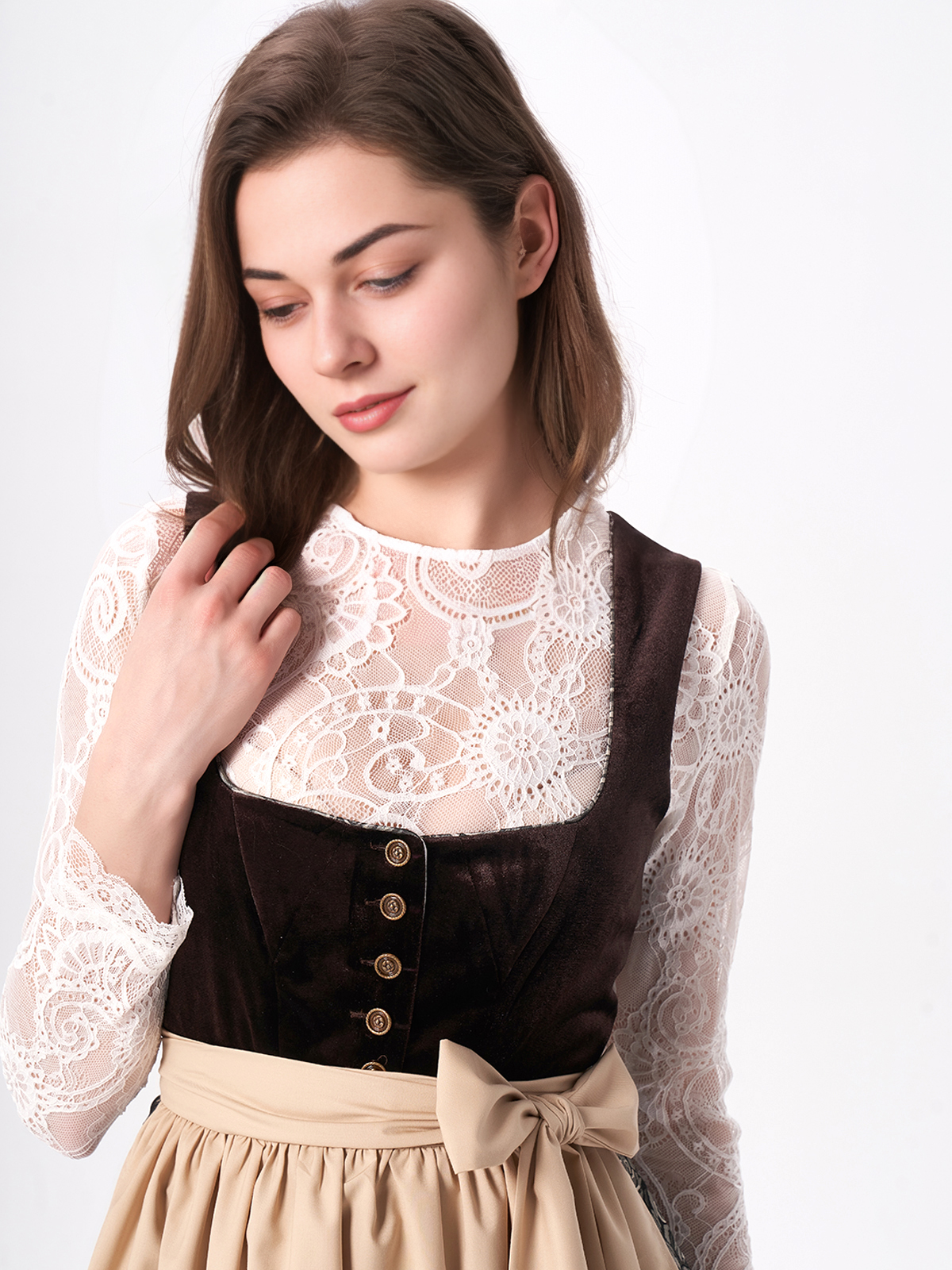 Alpenherz Dirndl Samt in Braun – ein Blickfang für jeden Anlass