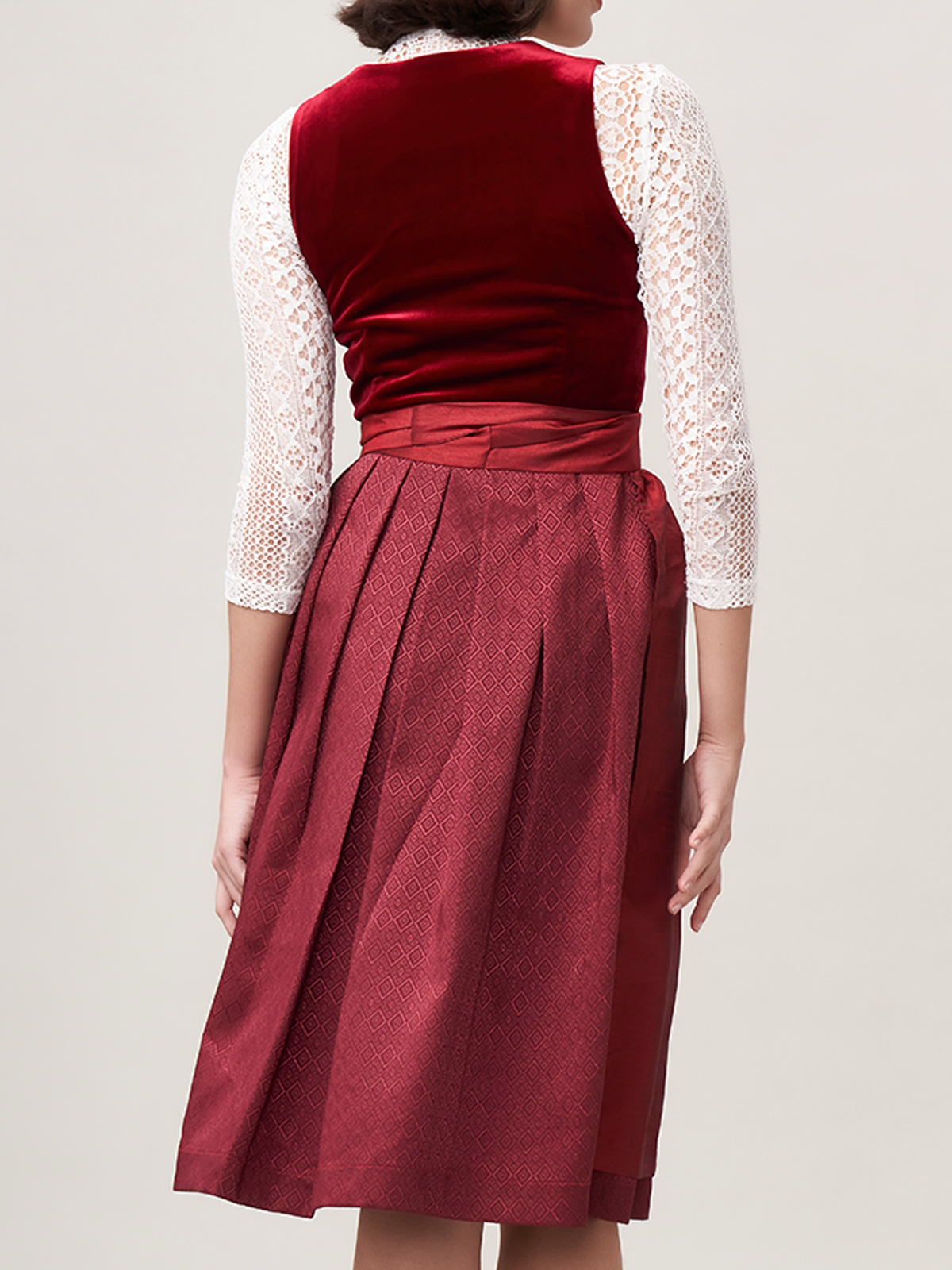 Dirndl in Rot – Ein Beispiel für Samt-Eleganz