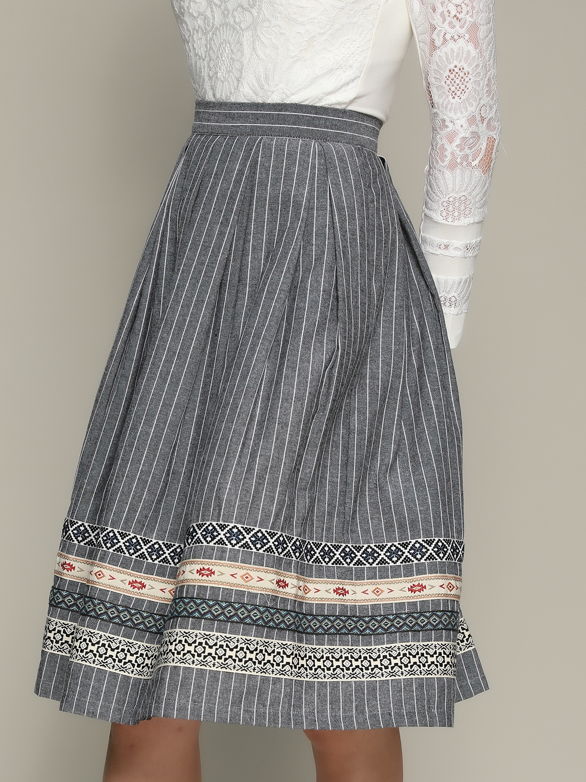 Schwarzes Dirndl in Grau-Optik