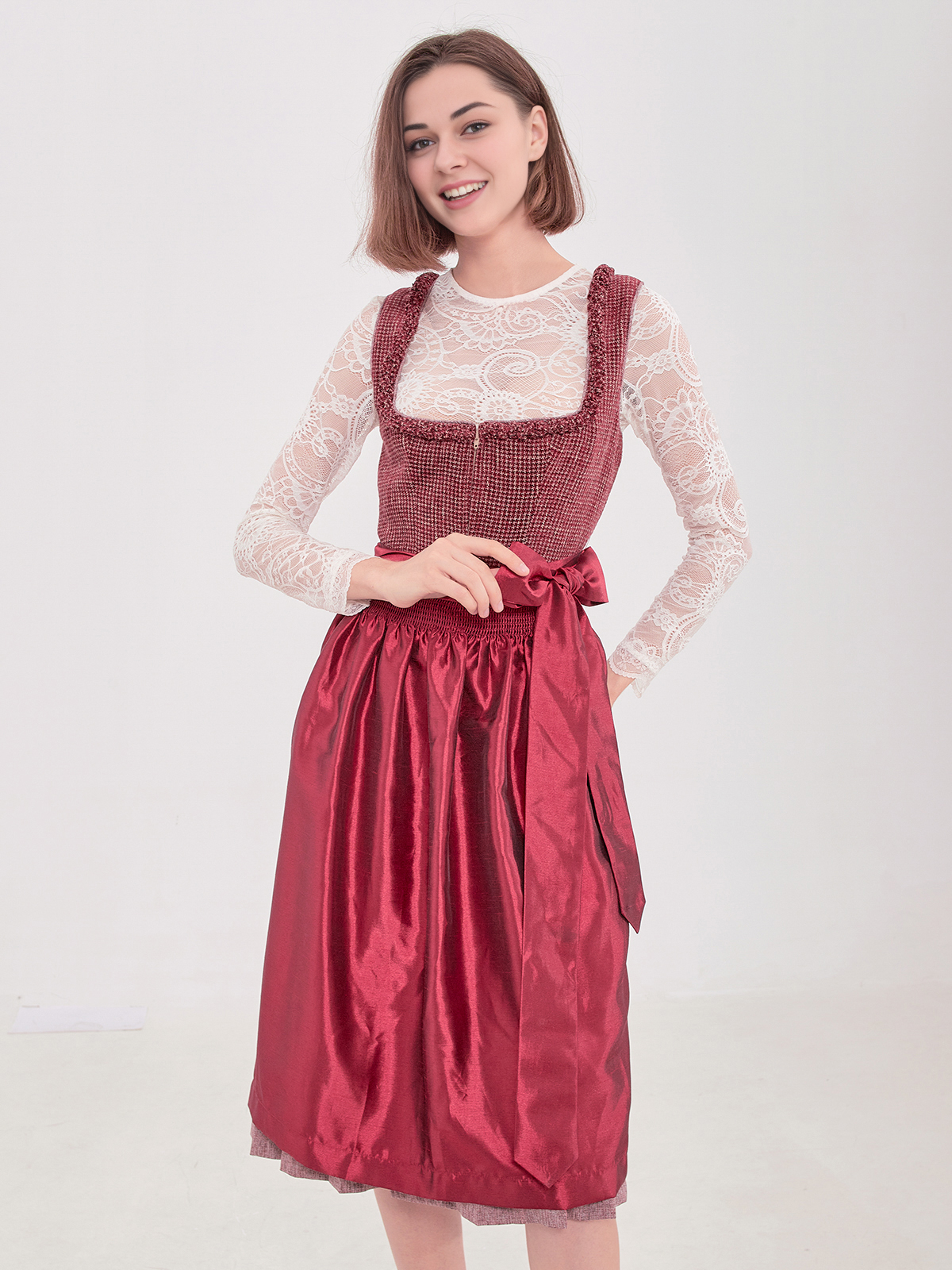 Dirndl in Rot mit traditioneller Schürze