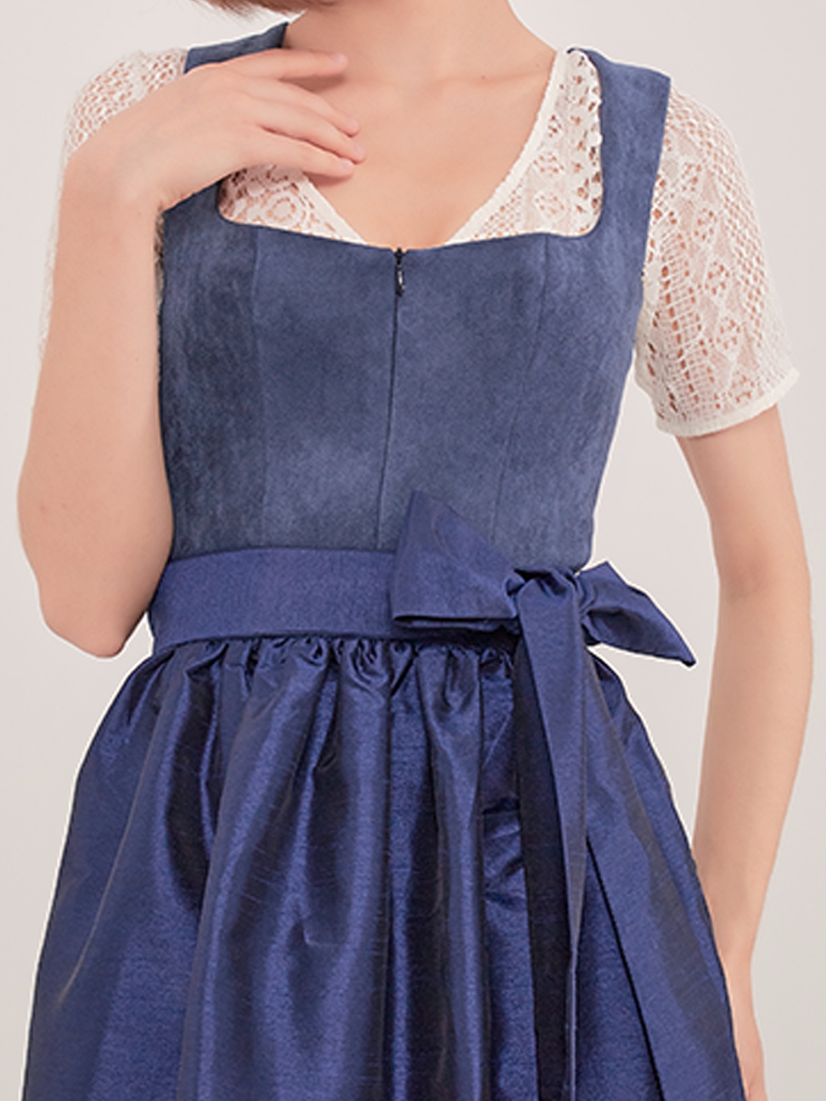 Dirndl Beige Blau – Eleganz und Tradition