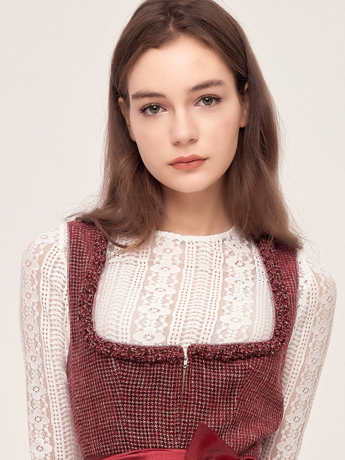 Moderne Dirndlbluse in Rot mit femininem Schnitt