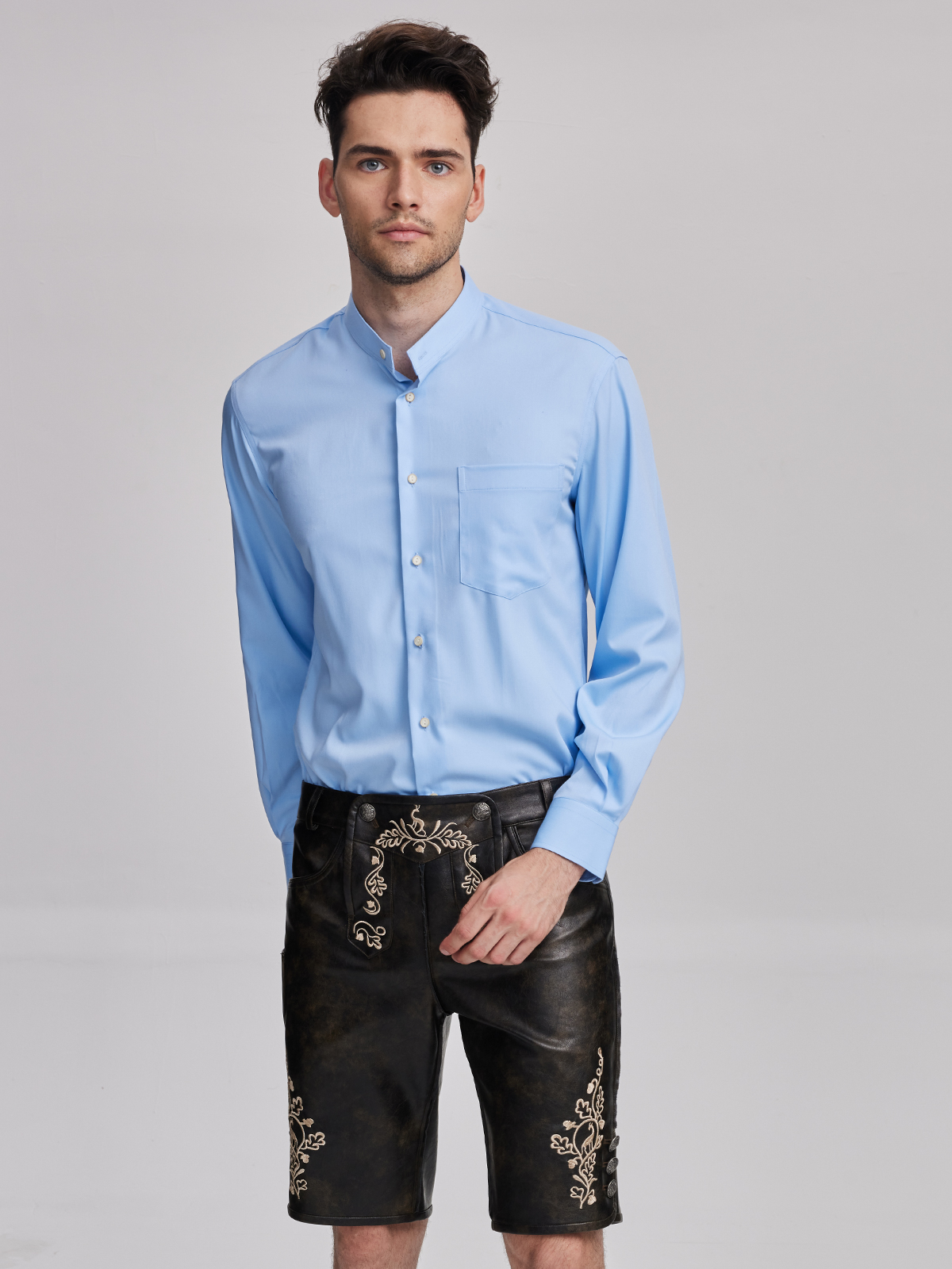 Beige Dirndl mit blauer Bluse