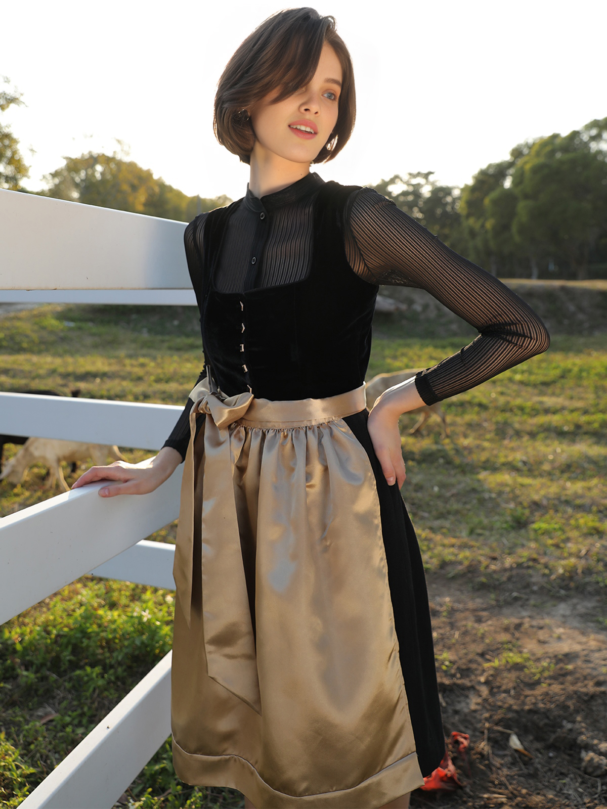 Modernes dunkelrot Dirndl mit schlanker Silhouette