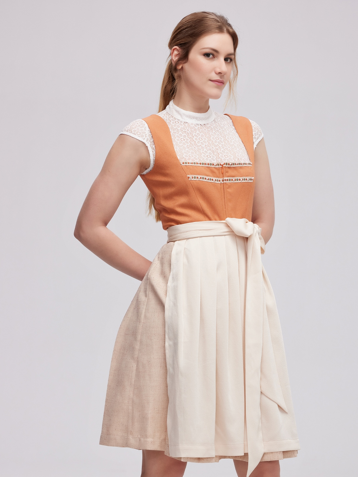 Dirndl Orange in sommerlicher Eleganz