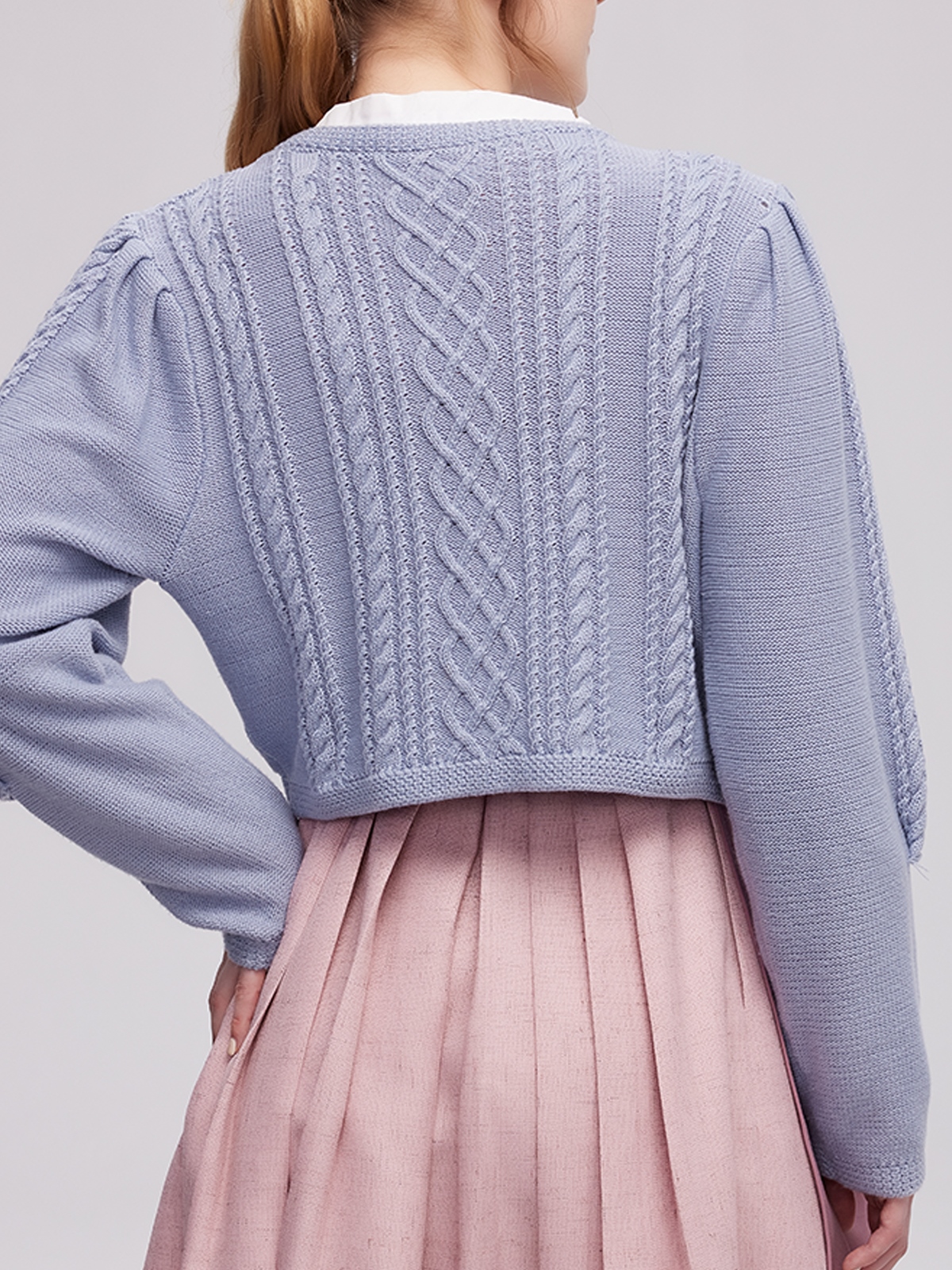 Dirndl in Blau mit traditioneller Stickerei