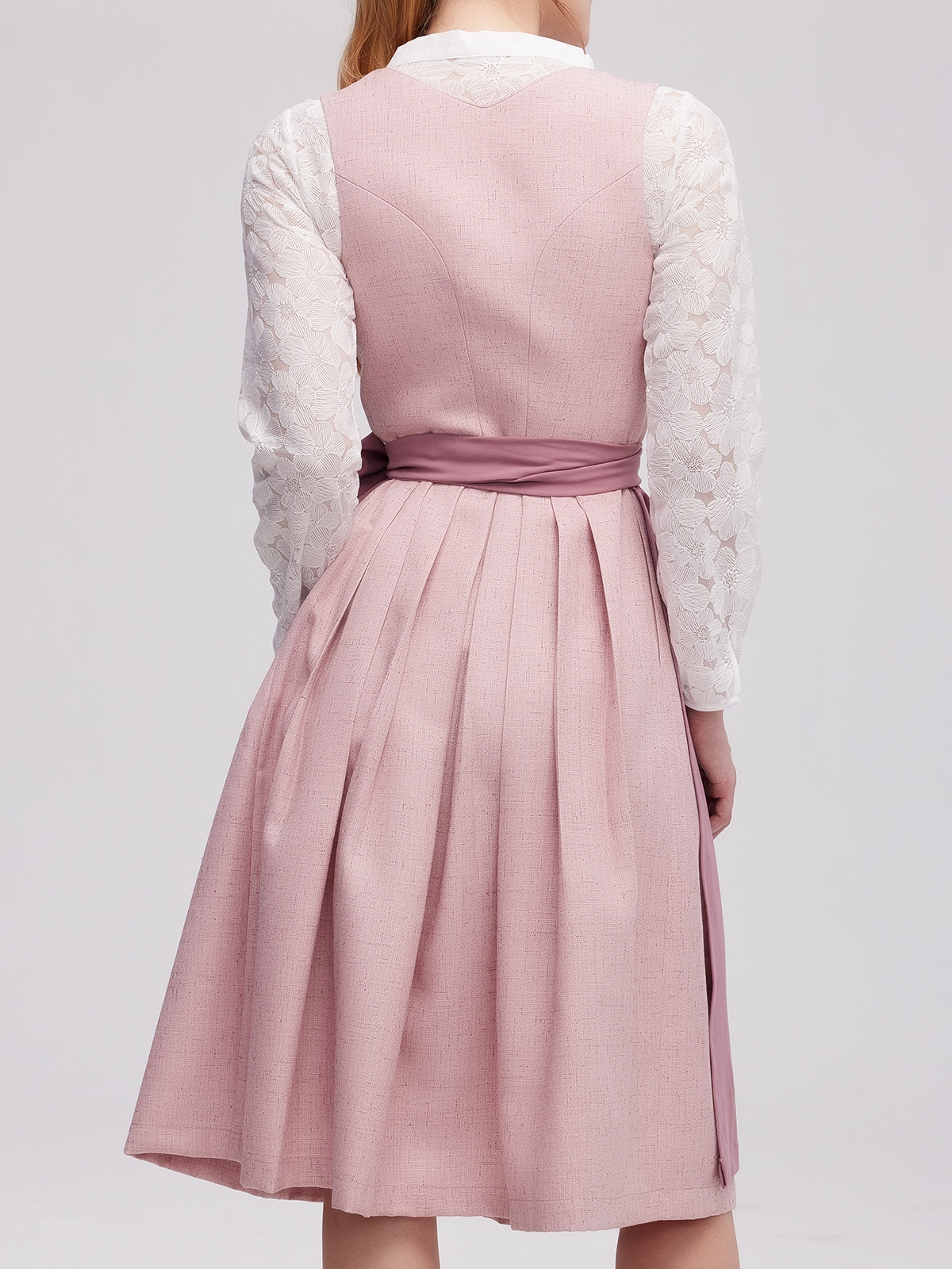 Ein elegantes rosa Ja Mei Dirndl mit Spitzenverzierungen