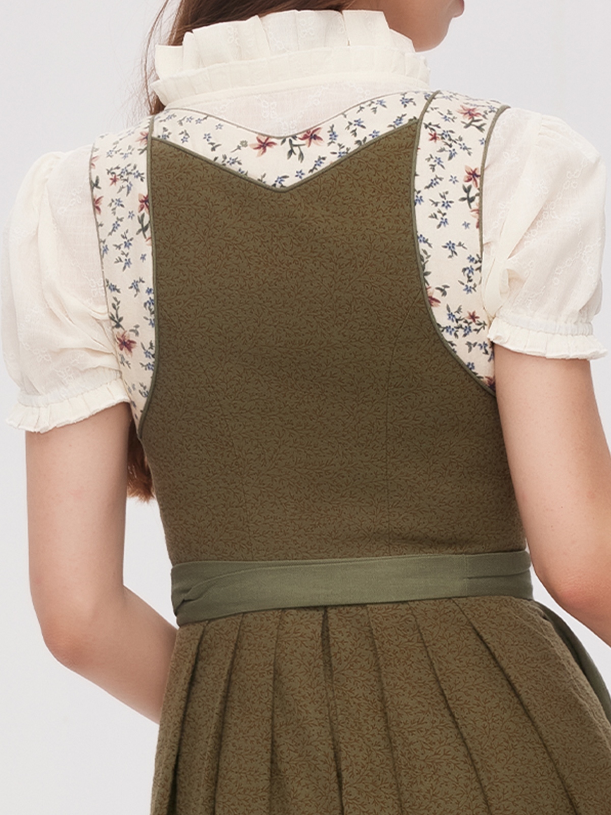 Modernes Dirndl in Grün mit schlanker Silhouette