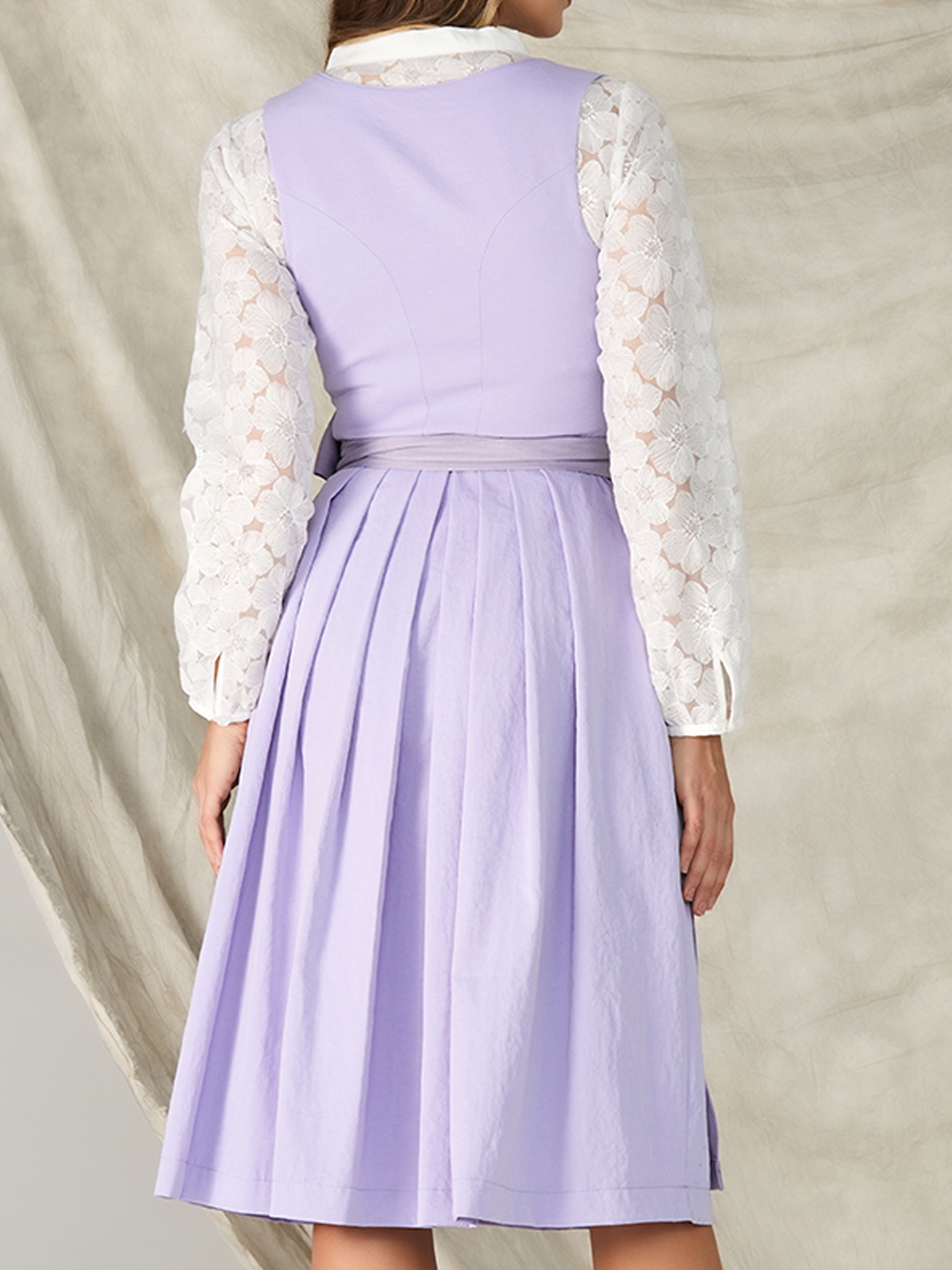 Dunkelgrünes Dirndl mit modernem Schnitt