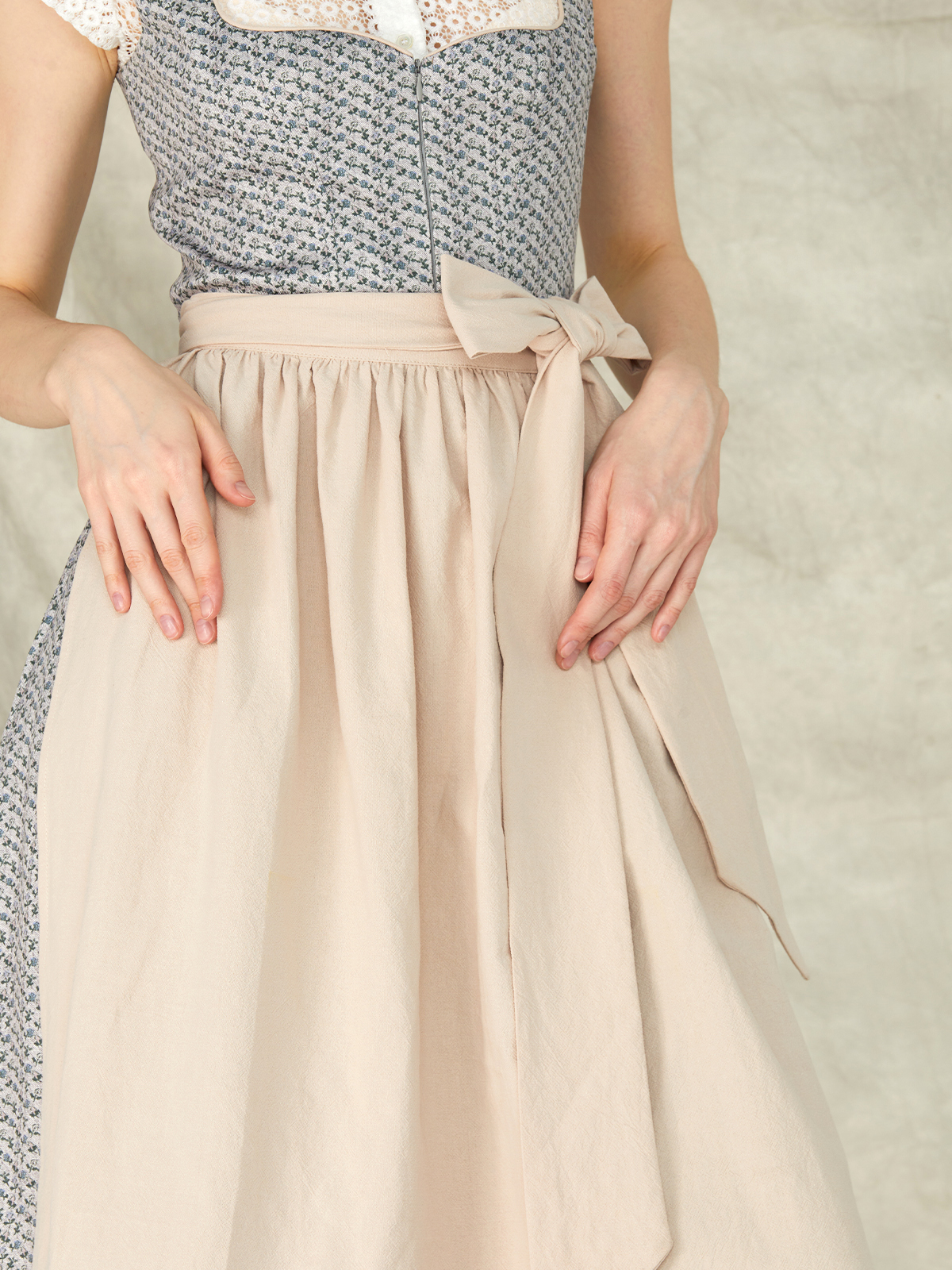 Modernes Dirndl in blau mit urbanem Chic
