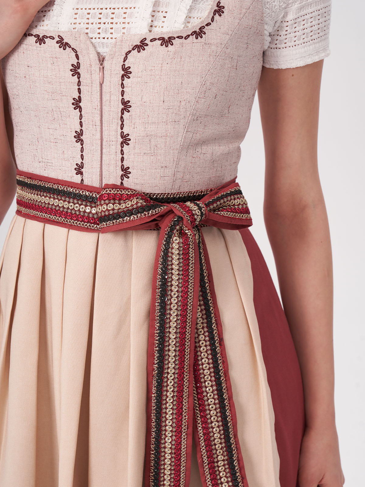 Ein elegantes rosa Dirndl mit grünen Details