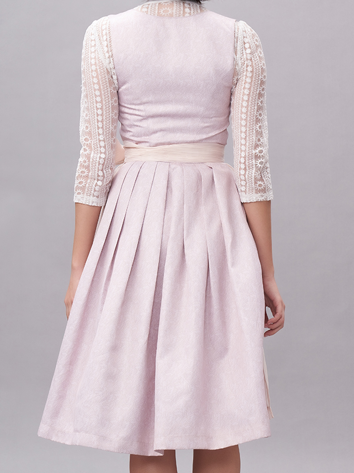 Jeinn Dirndl in Rosa – Eleganz und Tradition vereint