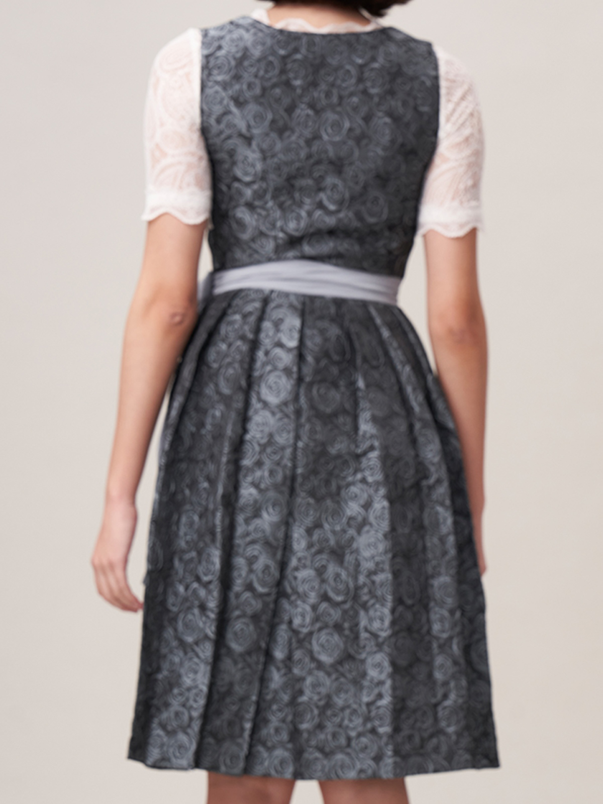 Moderne Dirndlbluse mit V-Ausschnitt