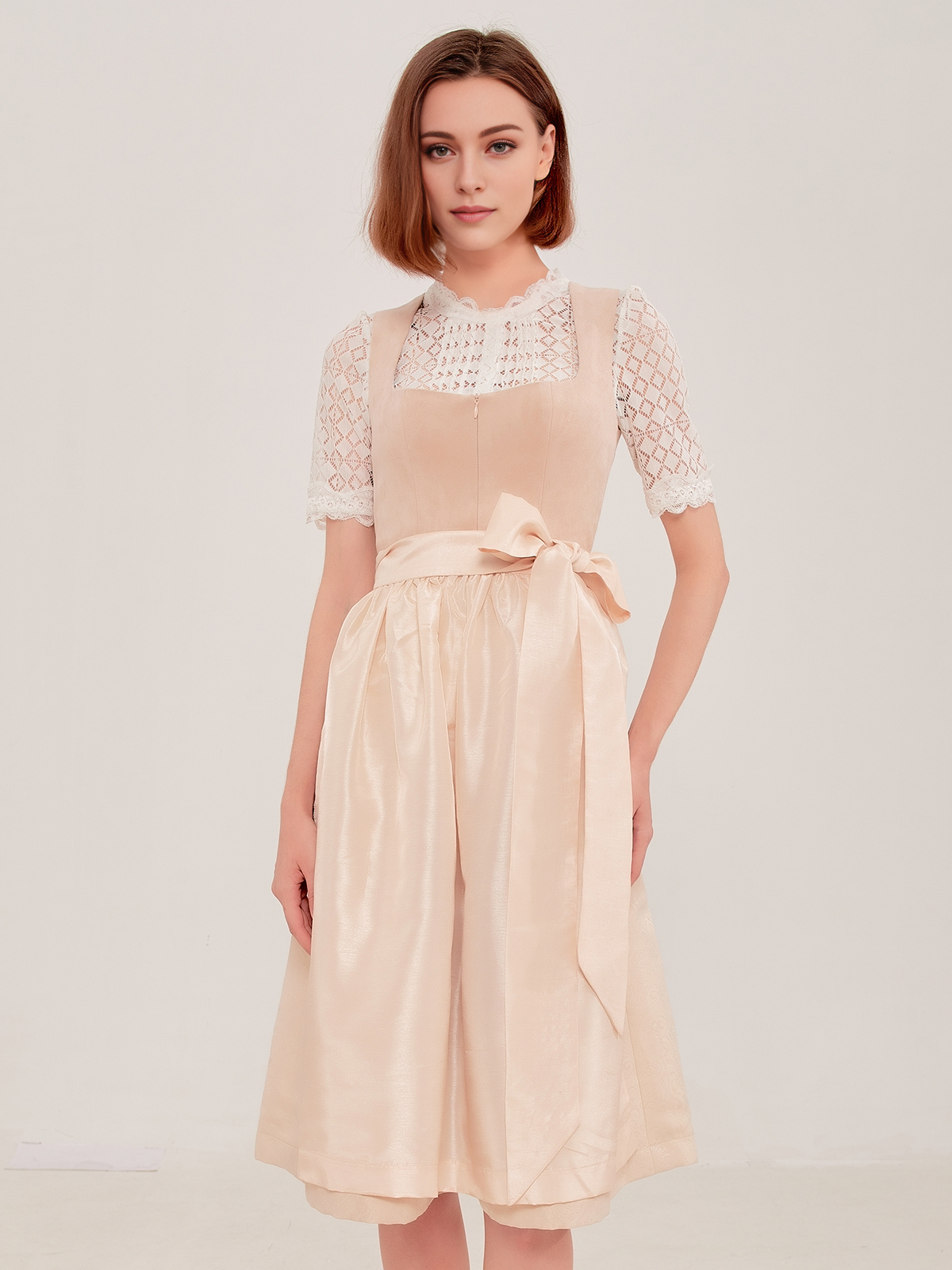 Dirndlbluse Spitze Langarm in Beige – feminin und stilvoll