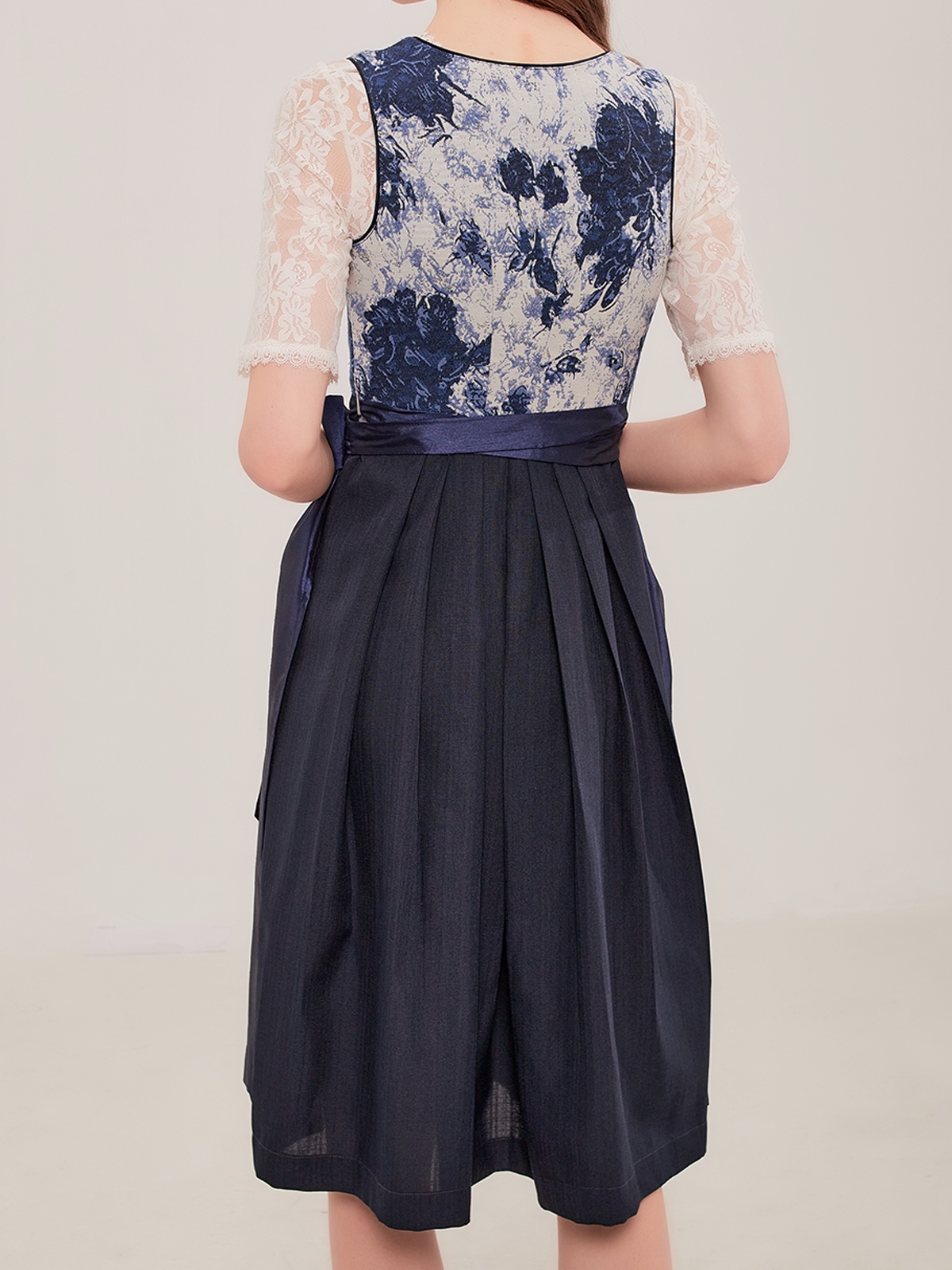 Dirndl in Blau mit floralen Details