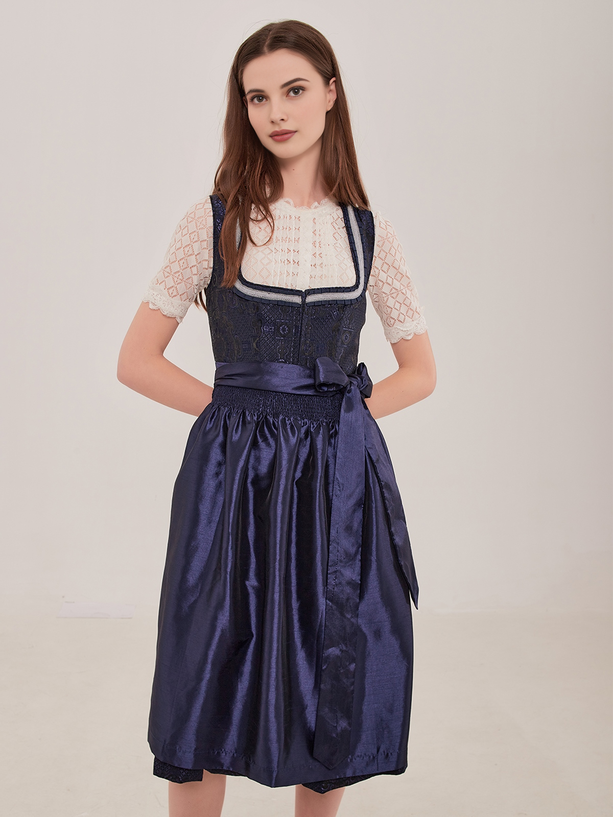 Braune Dirndlbluse mit blauem Dirndl