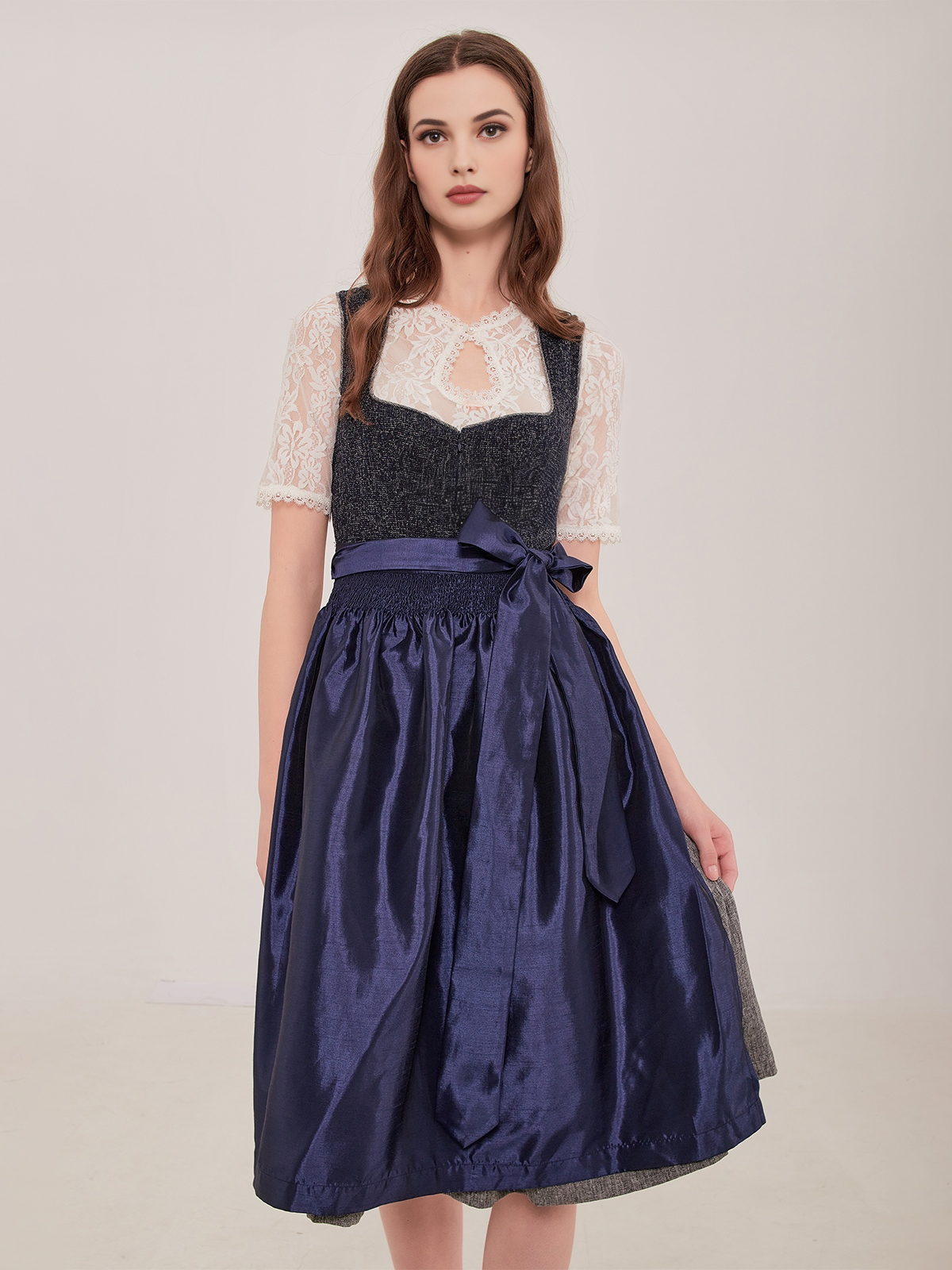 Modernes blaues Dirndl