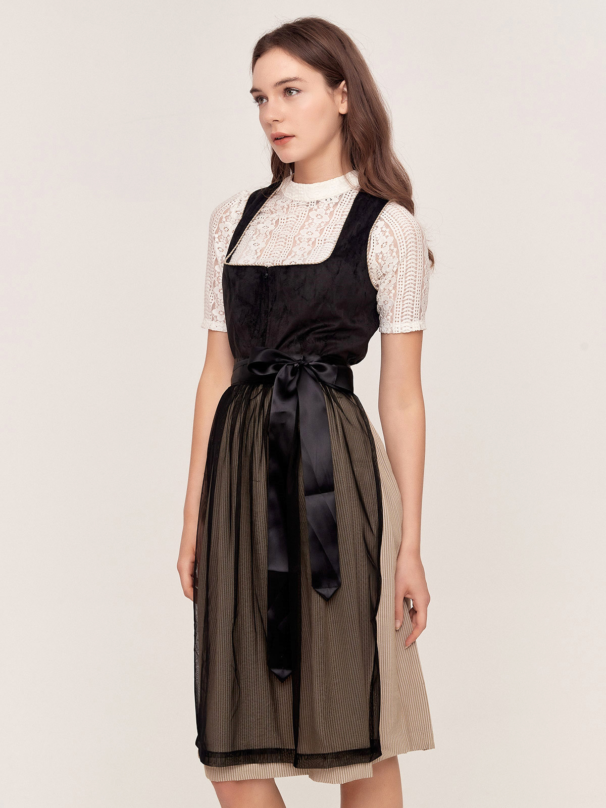 Dirndl Rot Schwarz – Eleganz und Tradition vereint