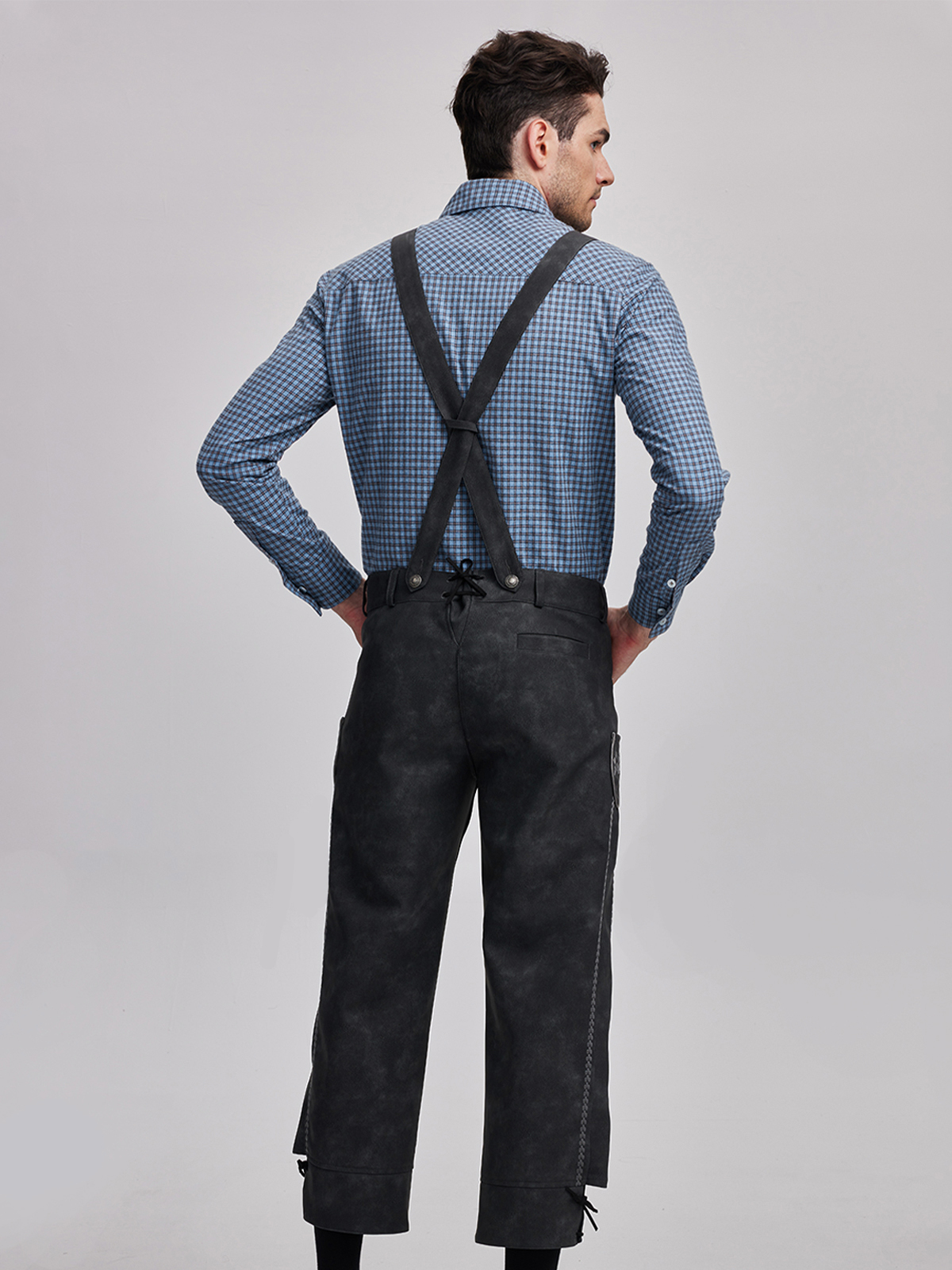 Modernes Dirndl in Grau mit schlankem Schnitt