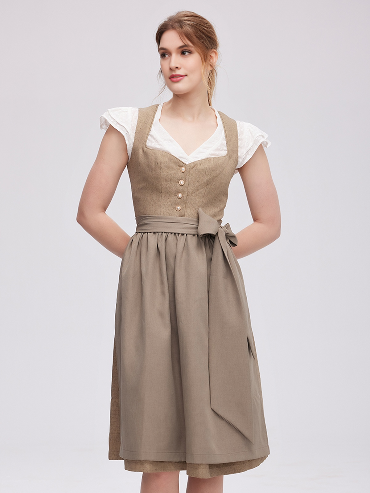 Dunkelblaues Samt-Dirndl in eleganter Umgebung