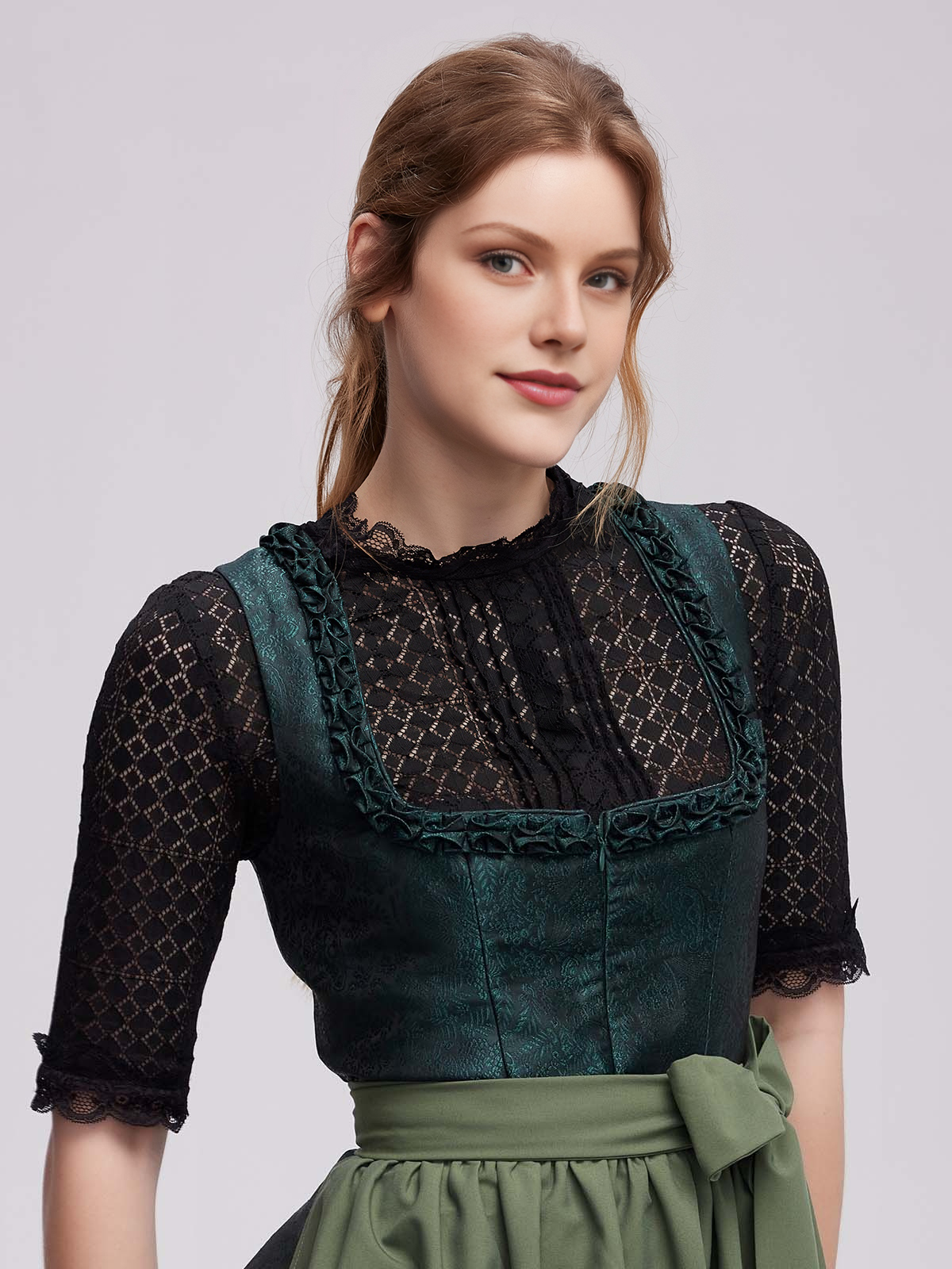 Grünes Dirndl mit Ausschnitt – perfekt für das Oktoberfest