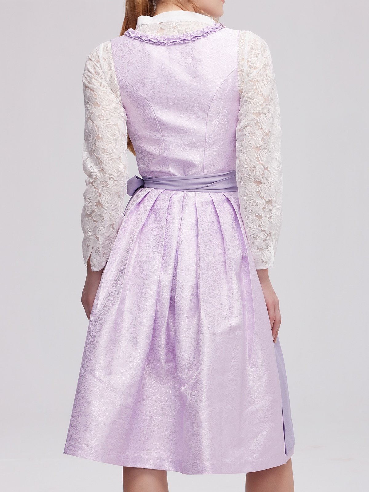 Dirndl beige blau in natürlicher Umgebung