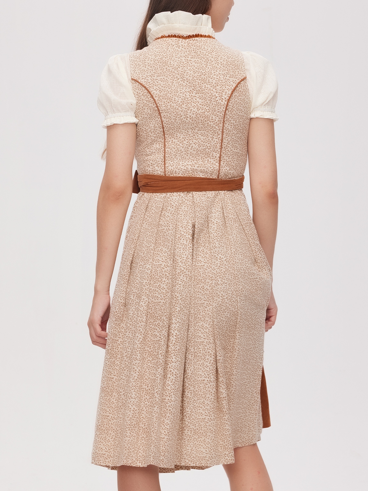 Traditionelles Dirndl mit gelbem Herrenhemd