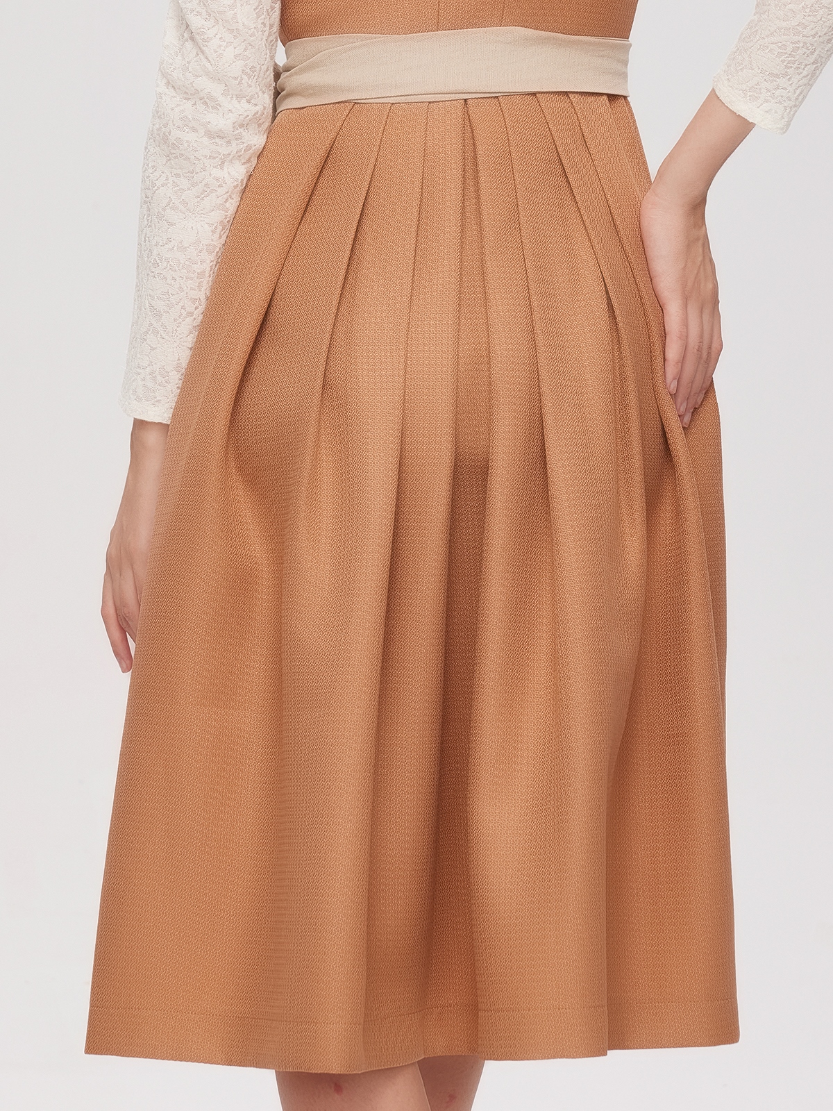 Modernes Dirndl in Senfgelb – perfekt für den urbanen Look