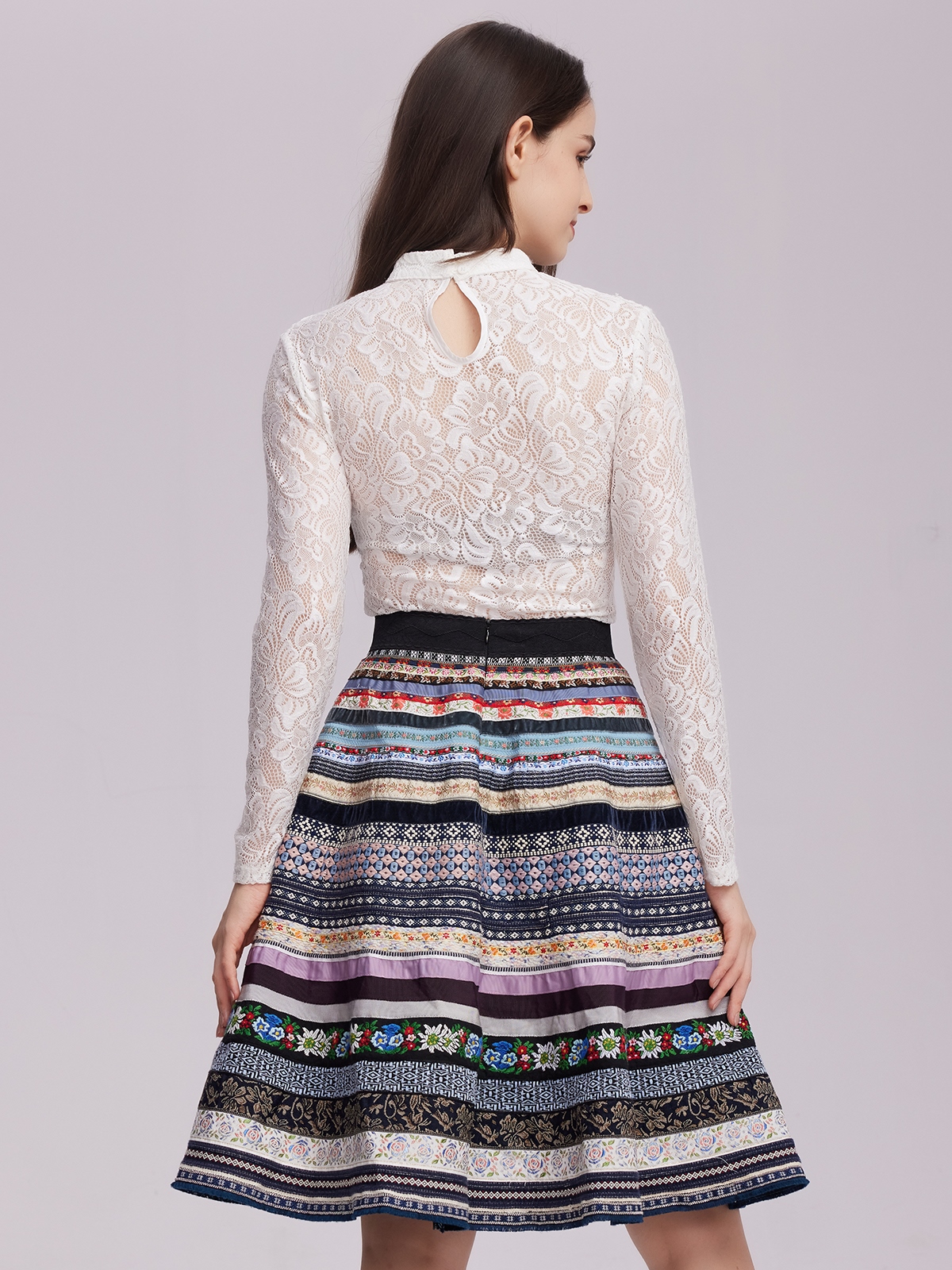 Modernes Dirndl in Blau mit schlanker Silhouette