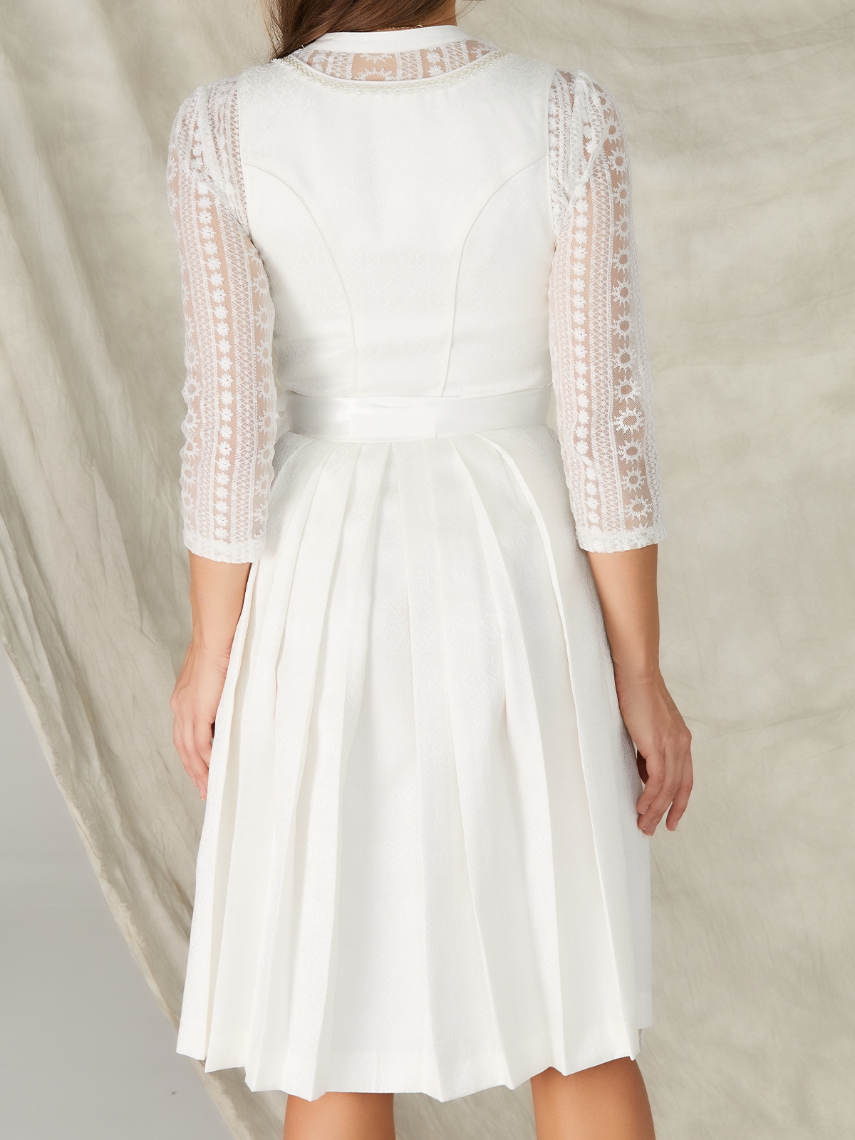 Modernes weißes Dirndl mit blauen Akzenten