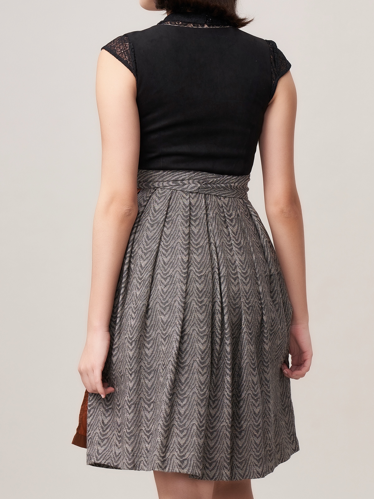 Dirndl in Schwarz mit beiger Bluse