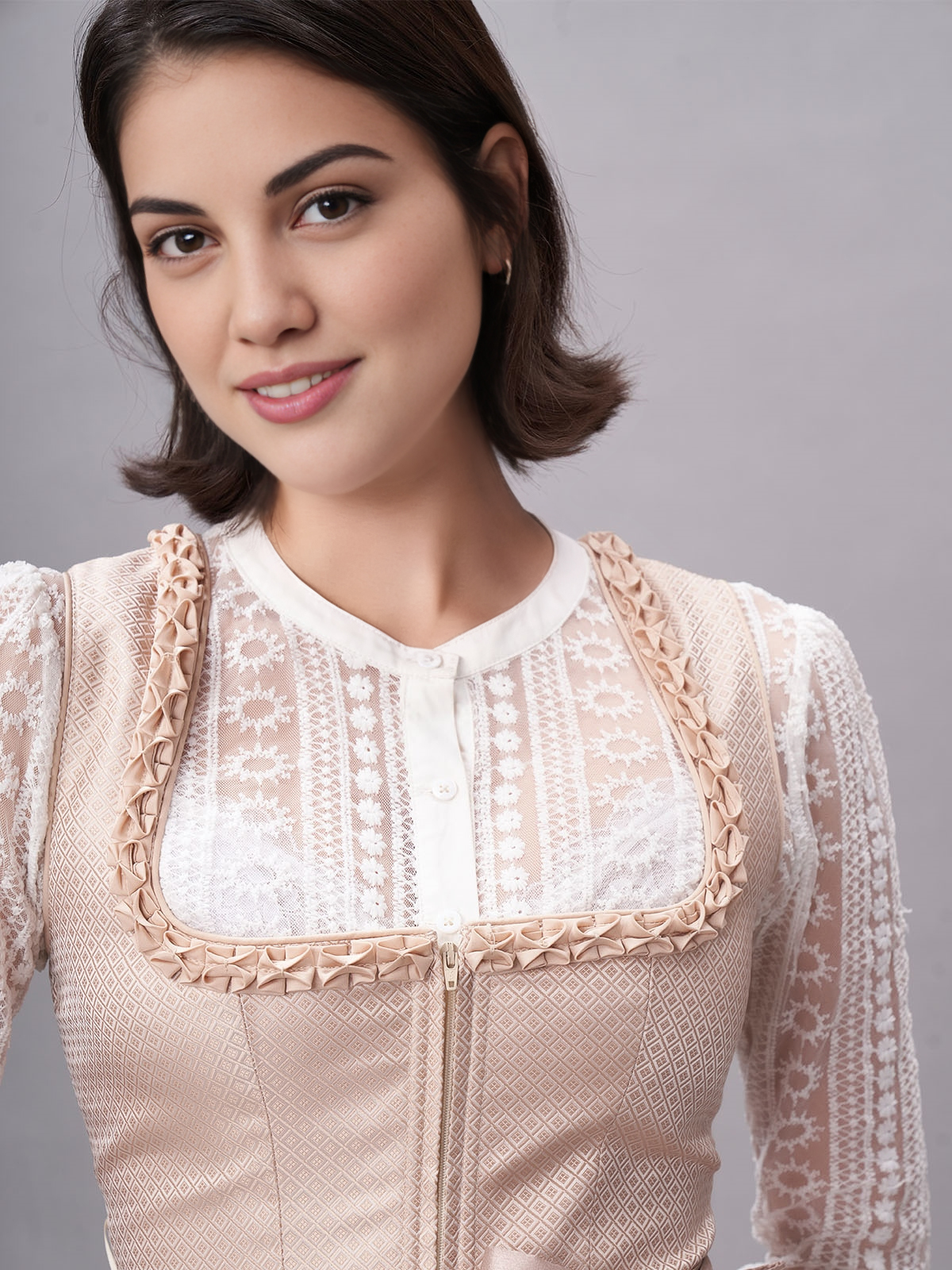 Modernes Dirndl in Beige mit Spitzenbody