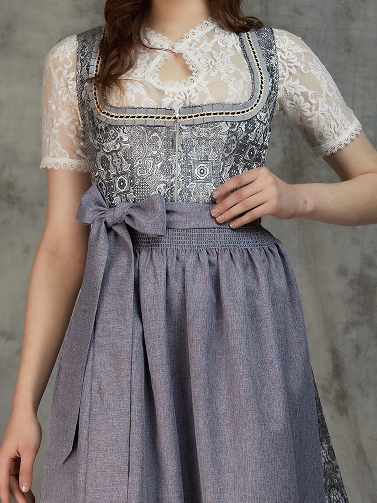 Blaue Dirndlbluse mit grauem Dirndl