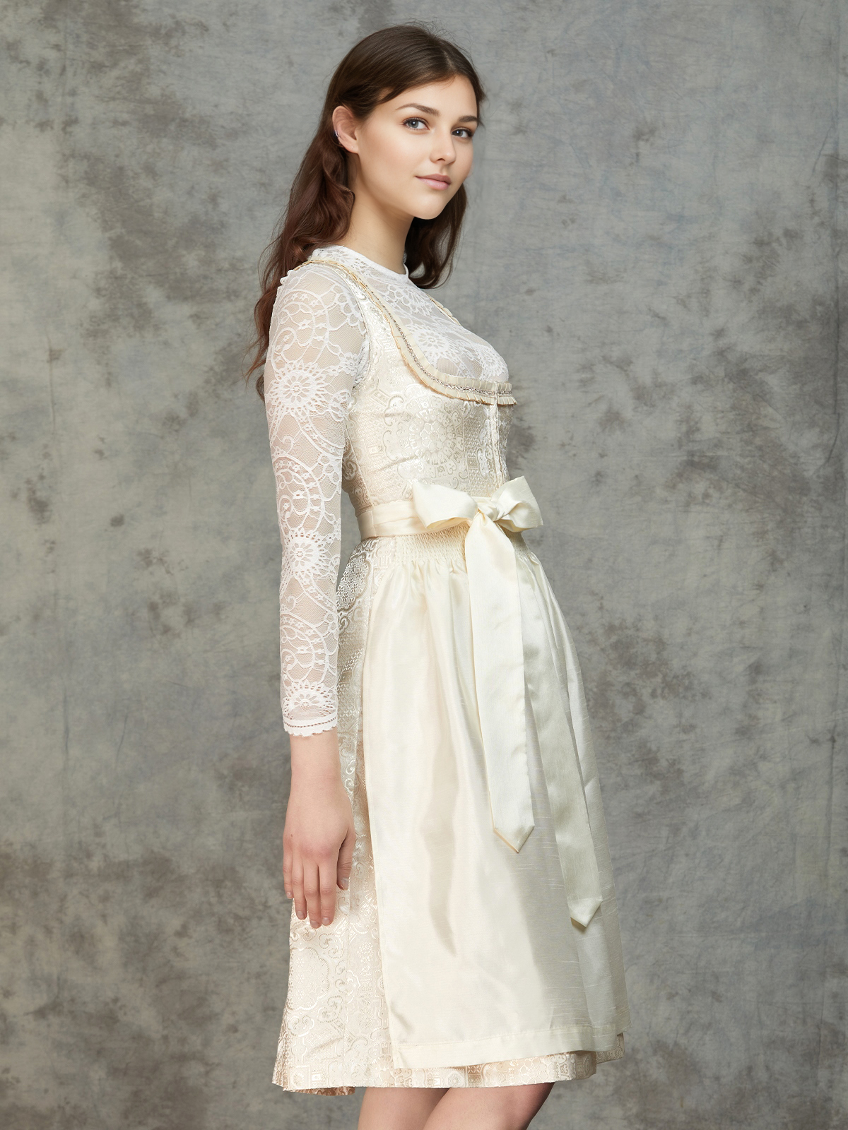 Dirndl in Weiß mit traditioneller Schürze