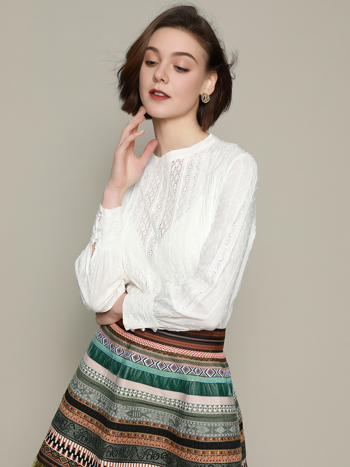 Modernes oranges Dirndl mit figurbetonter Silhouette