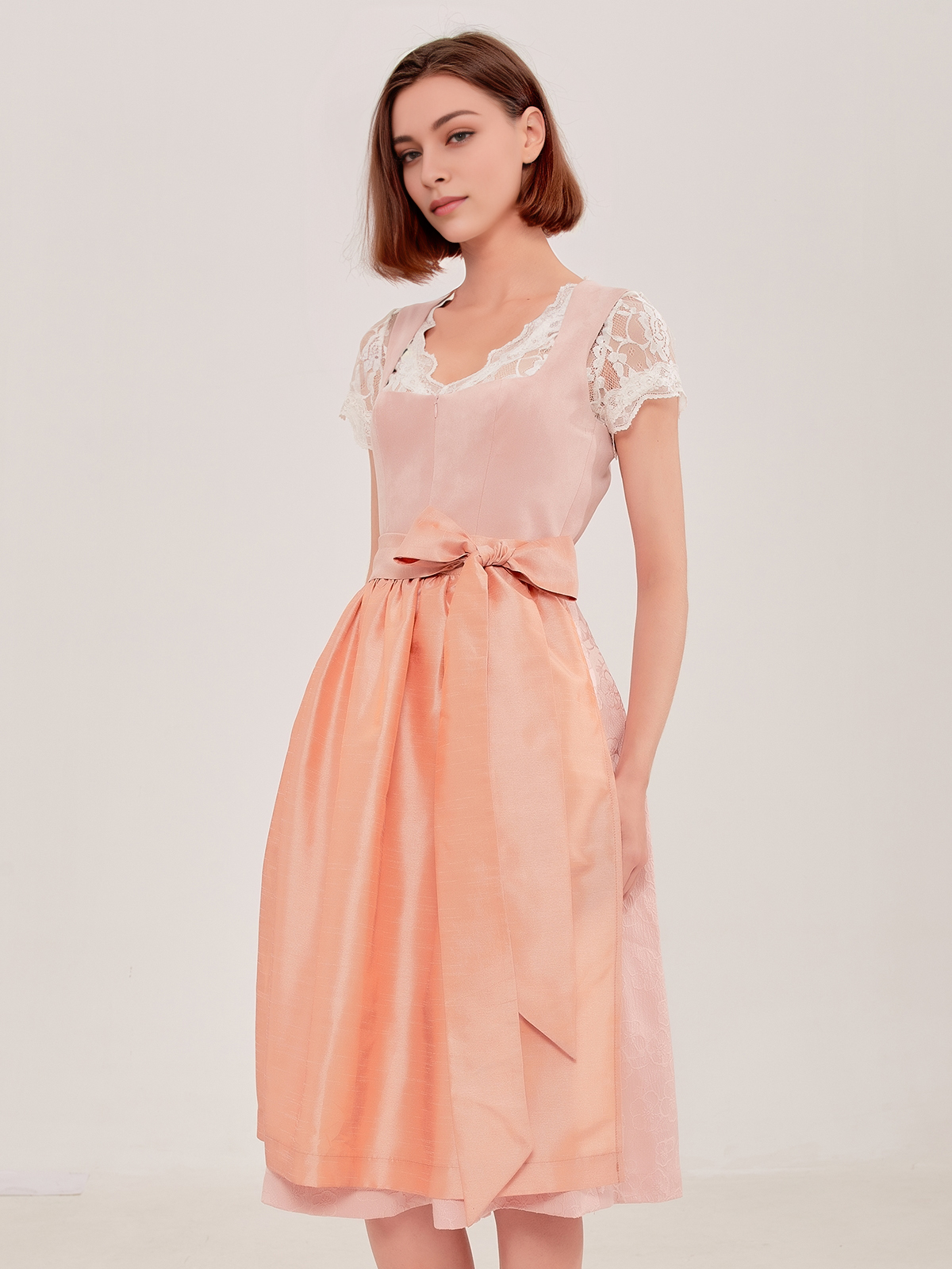 Schwarzes Dirndl mit rosa Schürze