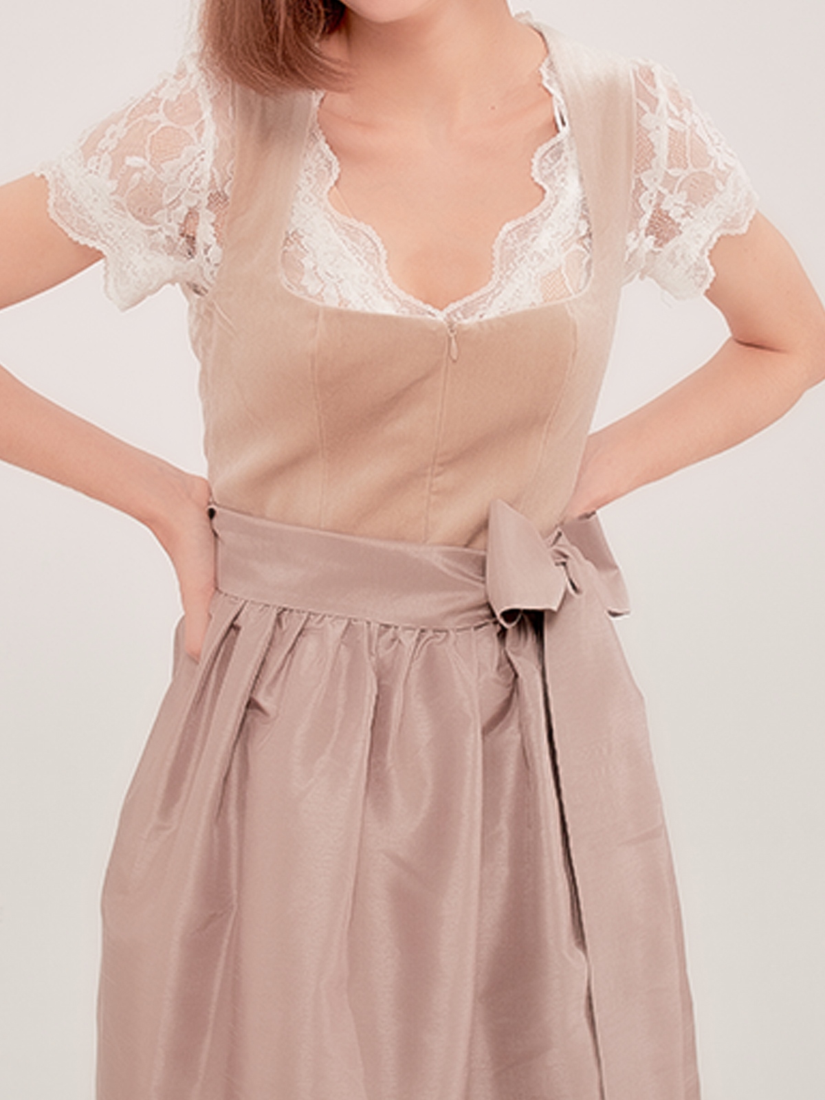 Stylisches rotes Samt-Dirndl mit passenden Accessoires