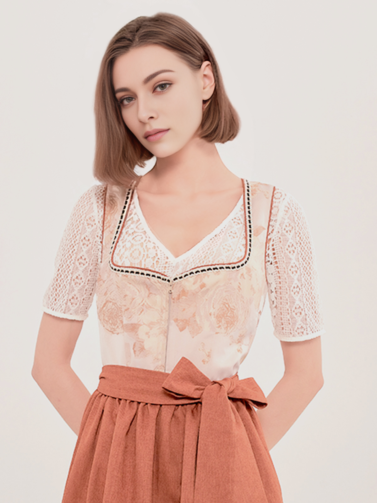Modernes braunes Dirndl mit aufwendigen Details
