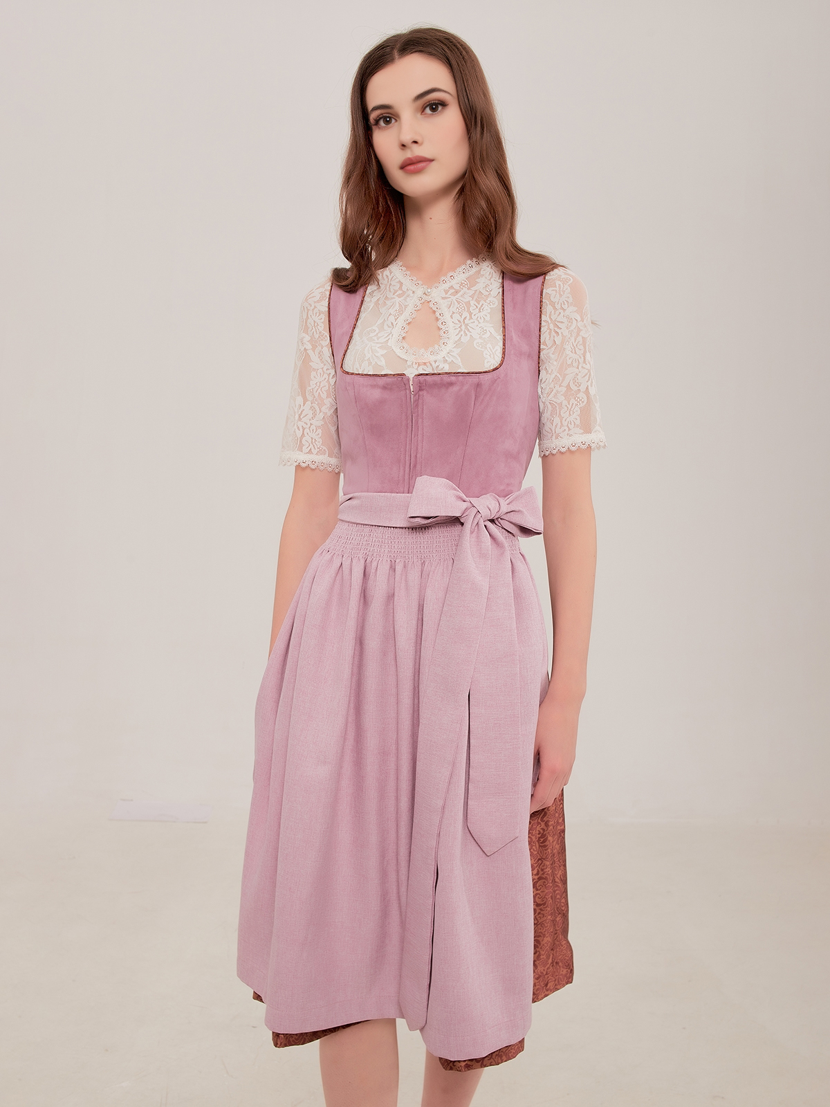 SamtDirndl Rot – Eleganz in tiefem Rot