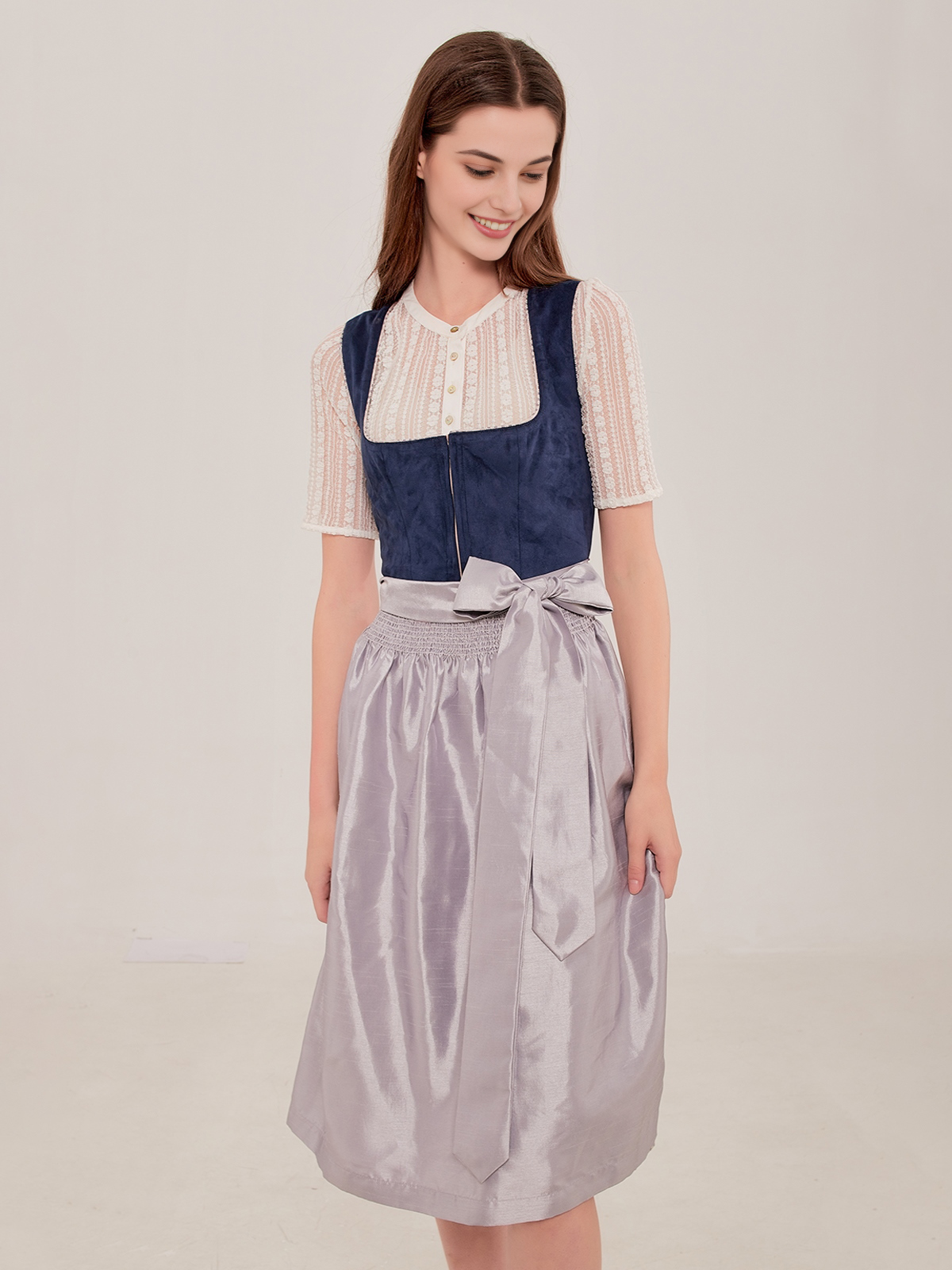 Moderne Dirndlbluse in Blau