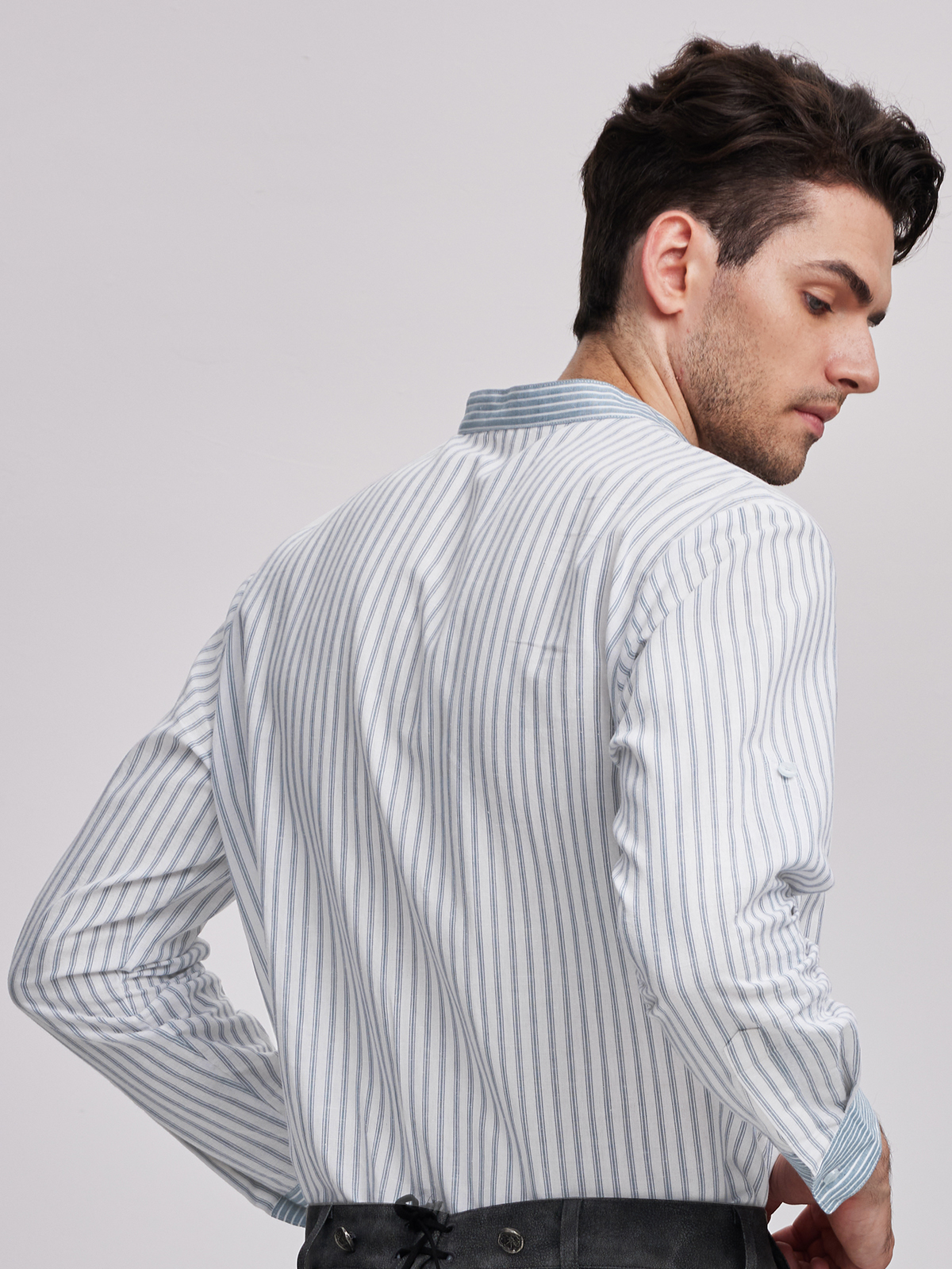 Moderne langärmlige Dirndlbluse in Blau