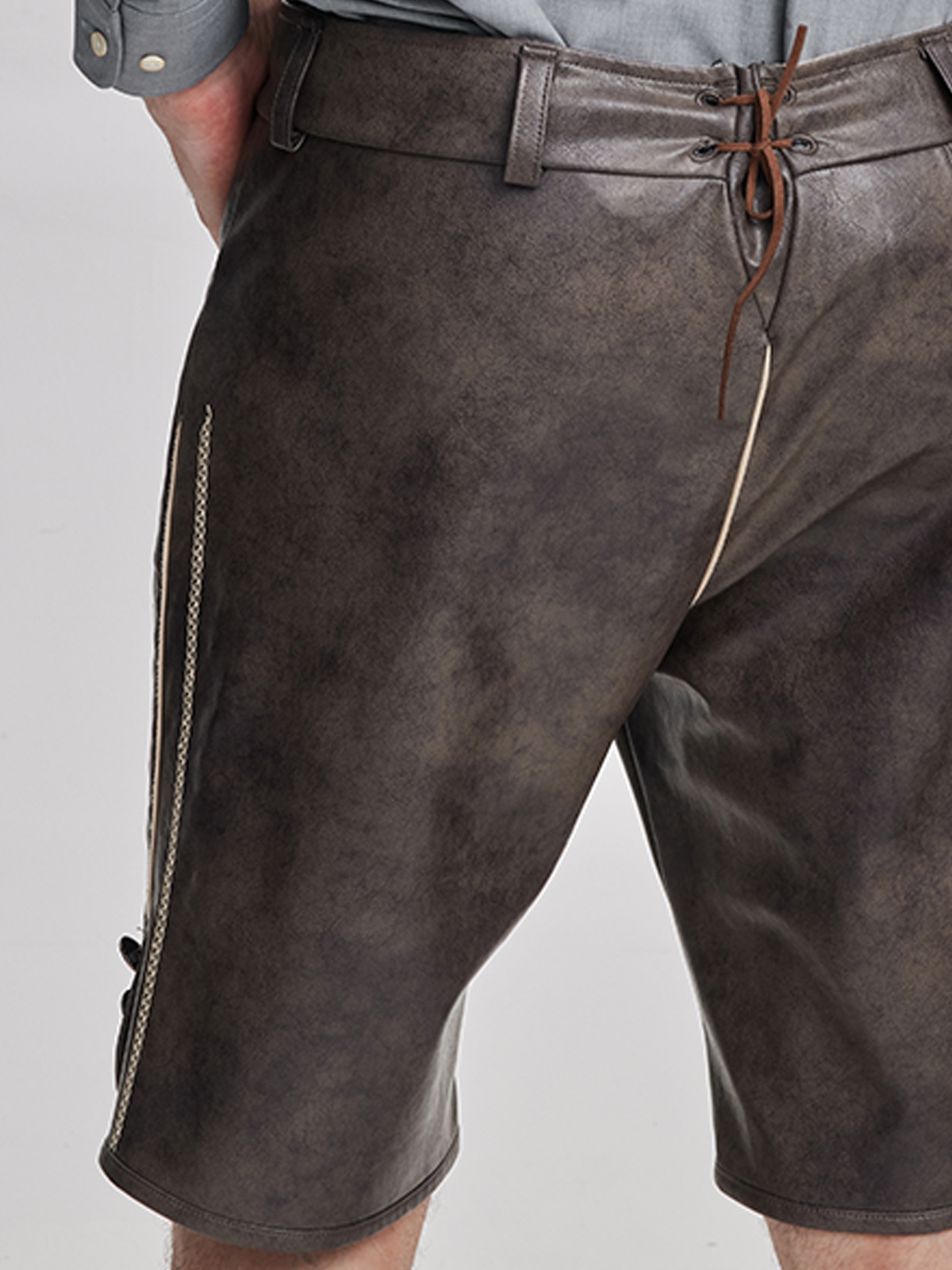 Modernes Dirndl in Grau – perfekt für den urbanen Lifestyle