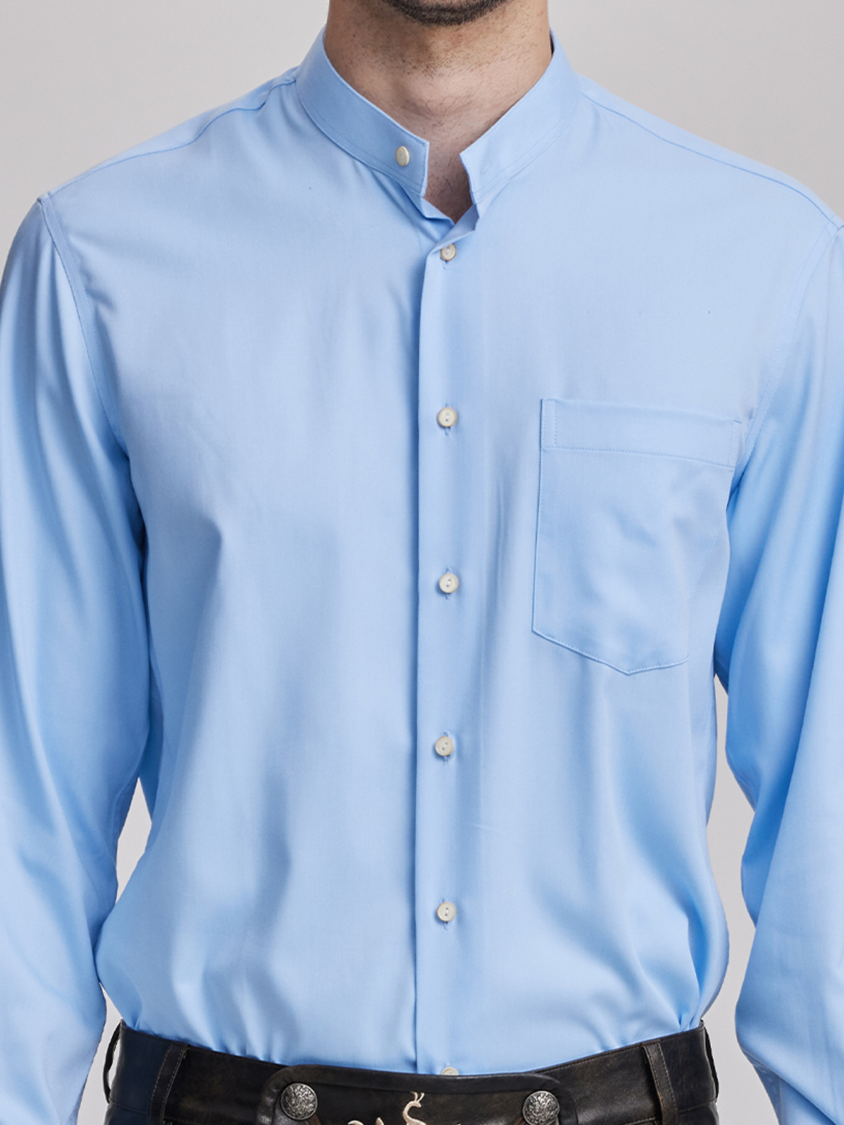 Moderne Dirndlbluse mit V-Ausschnitt