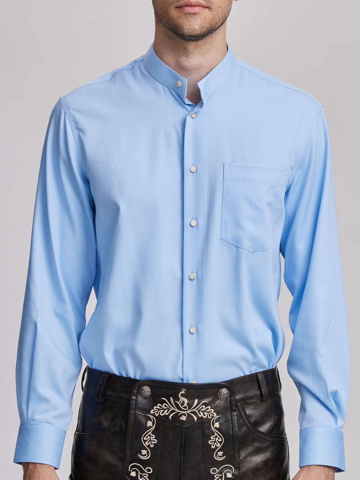 Hellblaues Dirndl mit eleganter Bluse