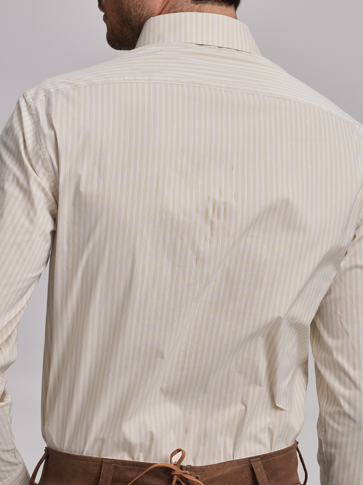 Modernes Dirndl in Gelb mit taillenbetontem Schnitt