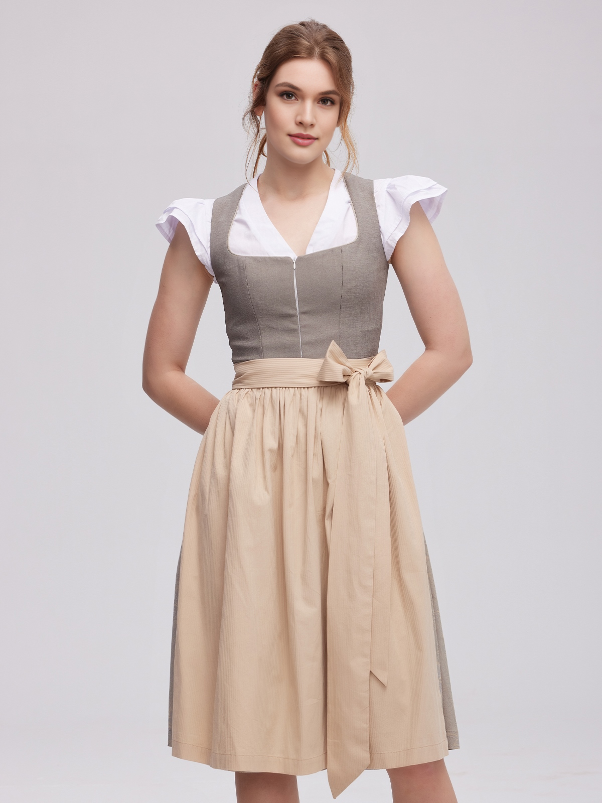 Modernes graues Dirndl mit figurbetonter Silhouette